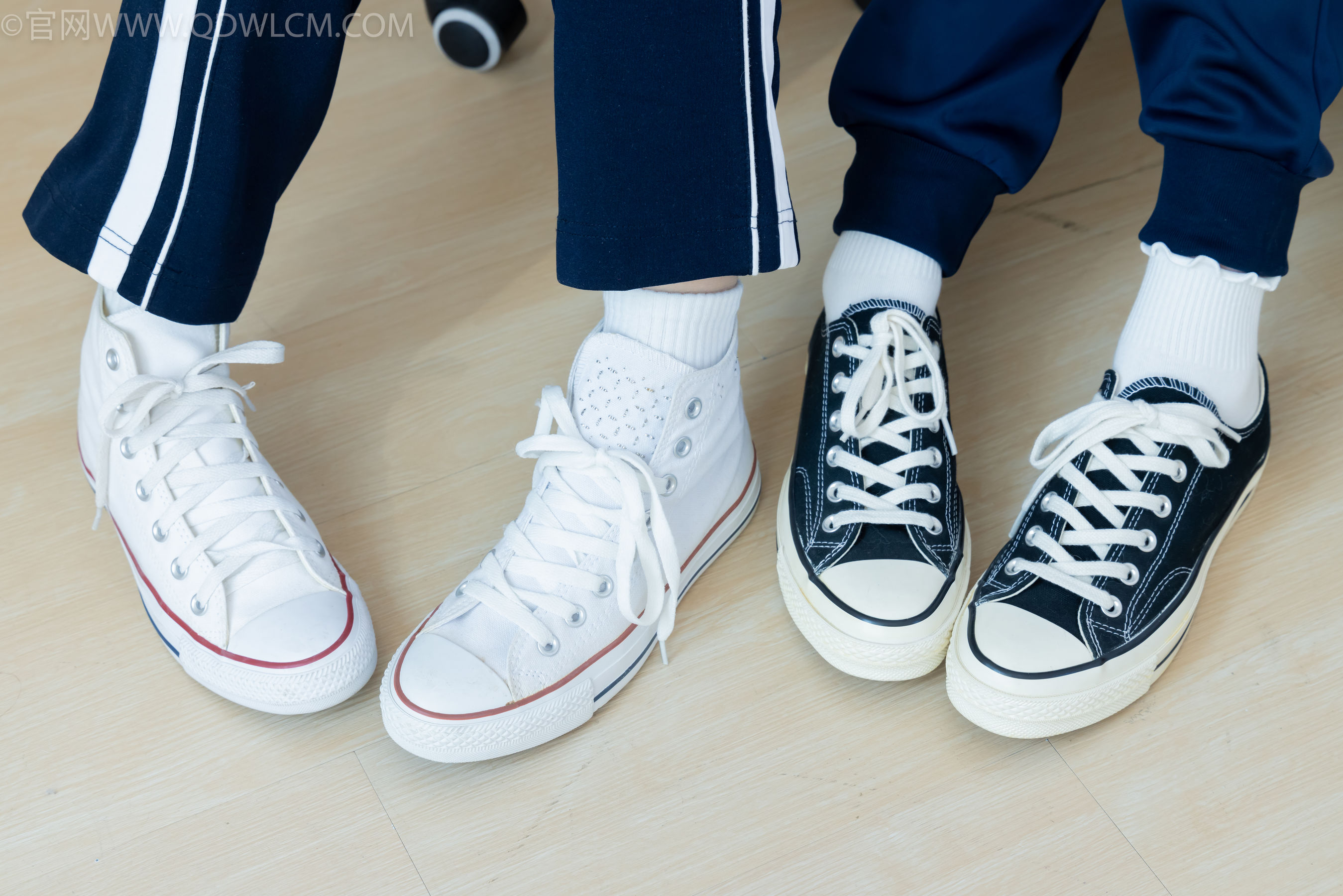 物恋传媒 No.2322 闪闪&青柠 - 帆布鞋、白棉袜、青柠薄肉丝、闪闪薄白丝/(168P)