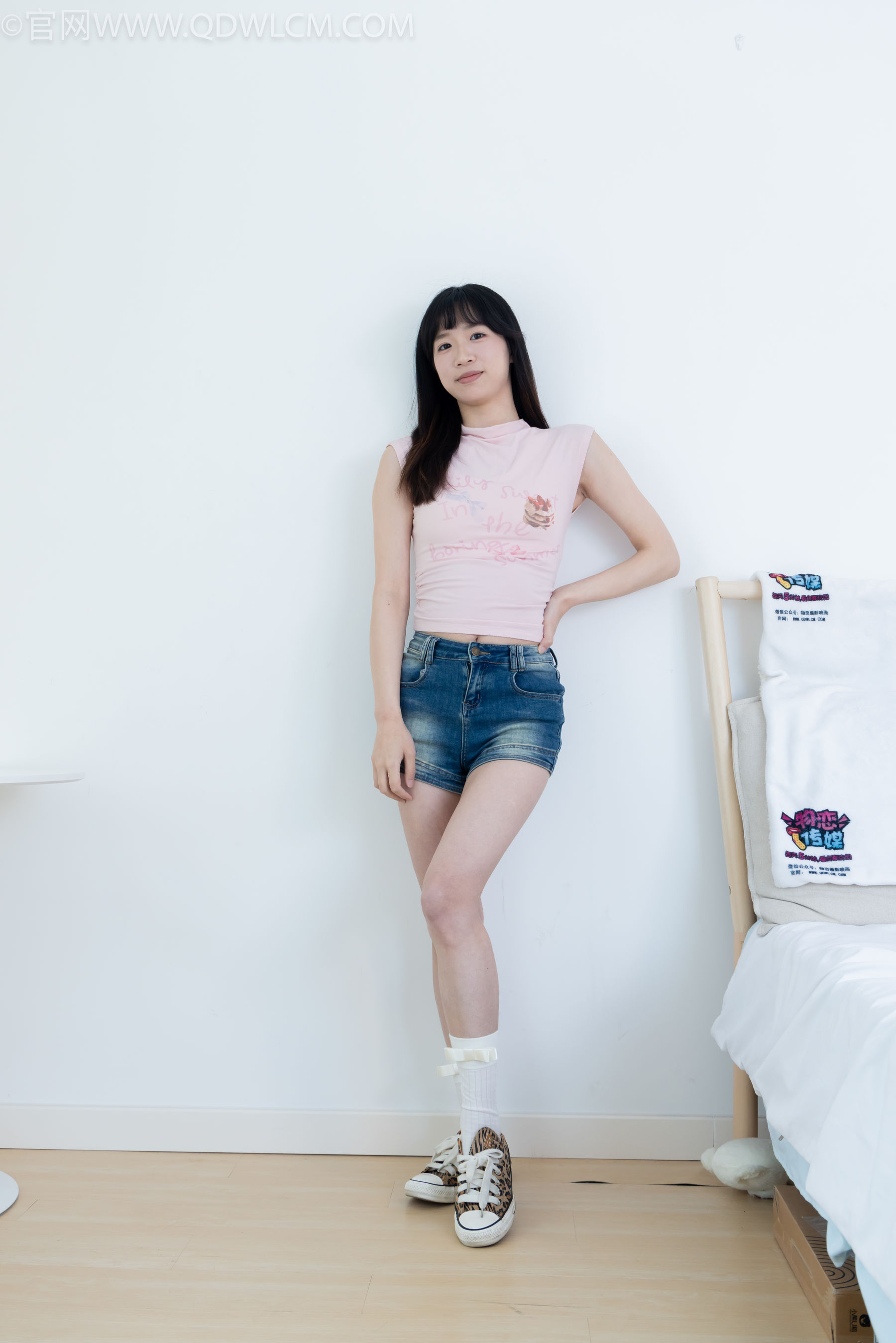 物恋传媒 No.2319 小左 - 帆布鞋、白棉袜、裸足/(155P)