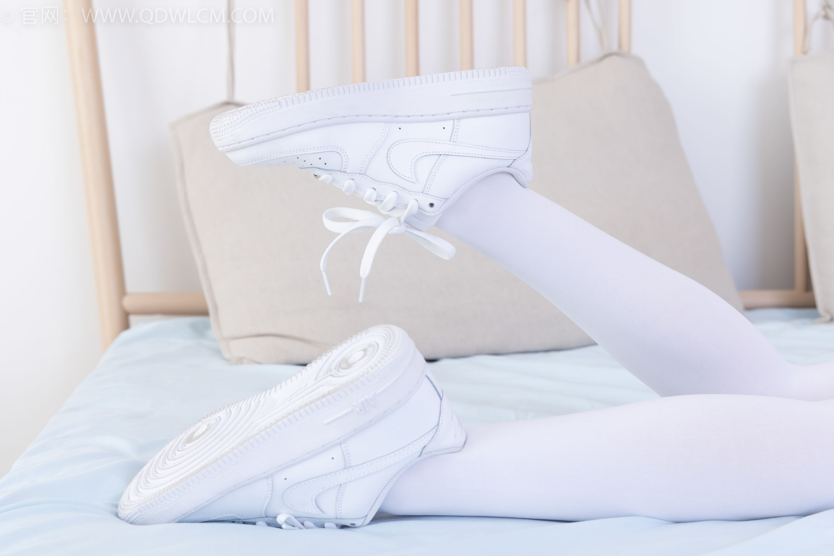 物恋传媒 No.2317 闪闪 - 板鞋、厚白丝、jk制服/(160P)