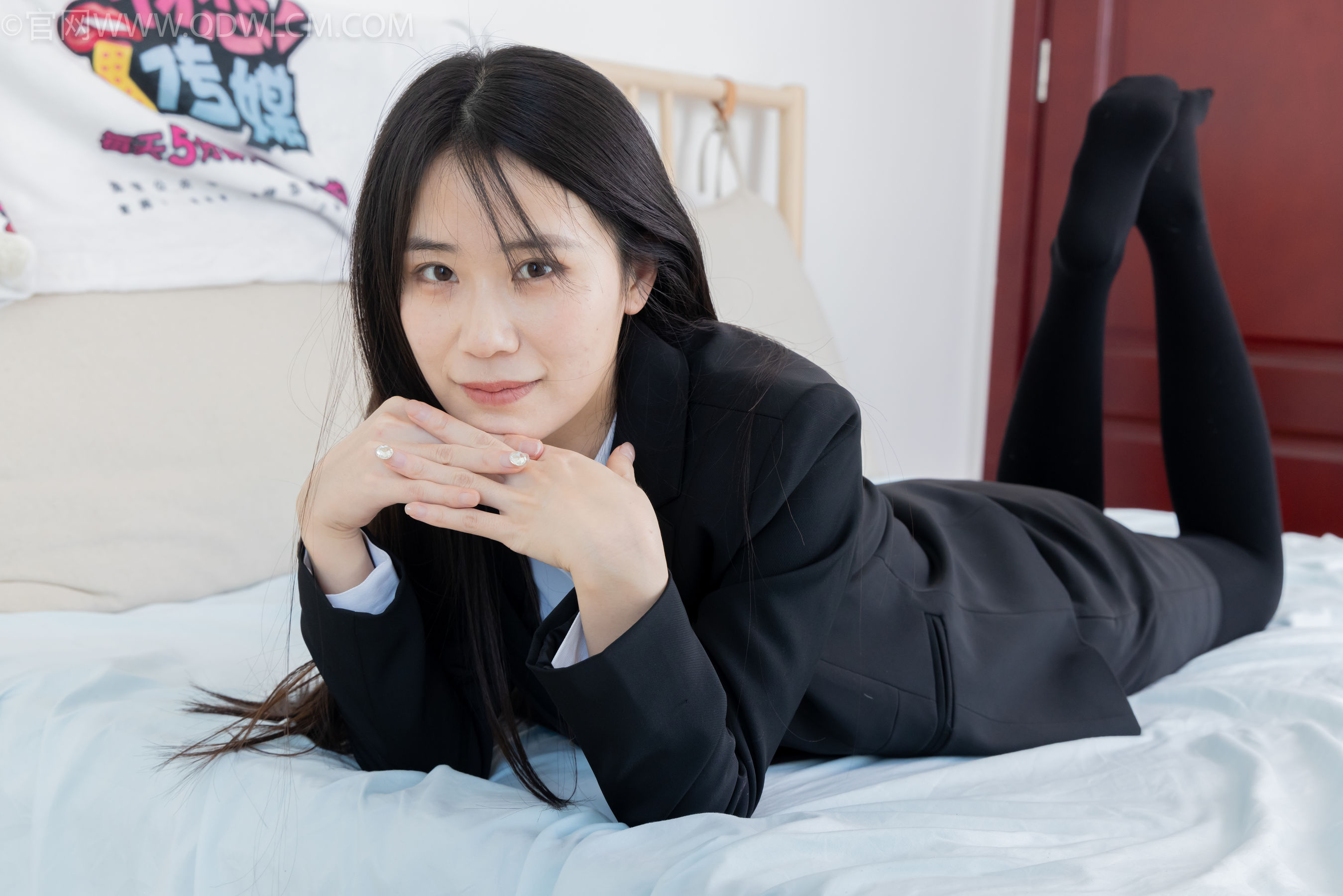 物恋传媒 No.2318 菜菜 - OL制服、高跟鞋、三双厚黑丝叠穿、袜腰展示/(177P)