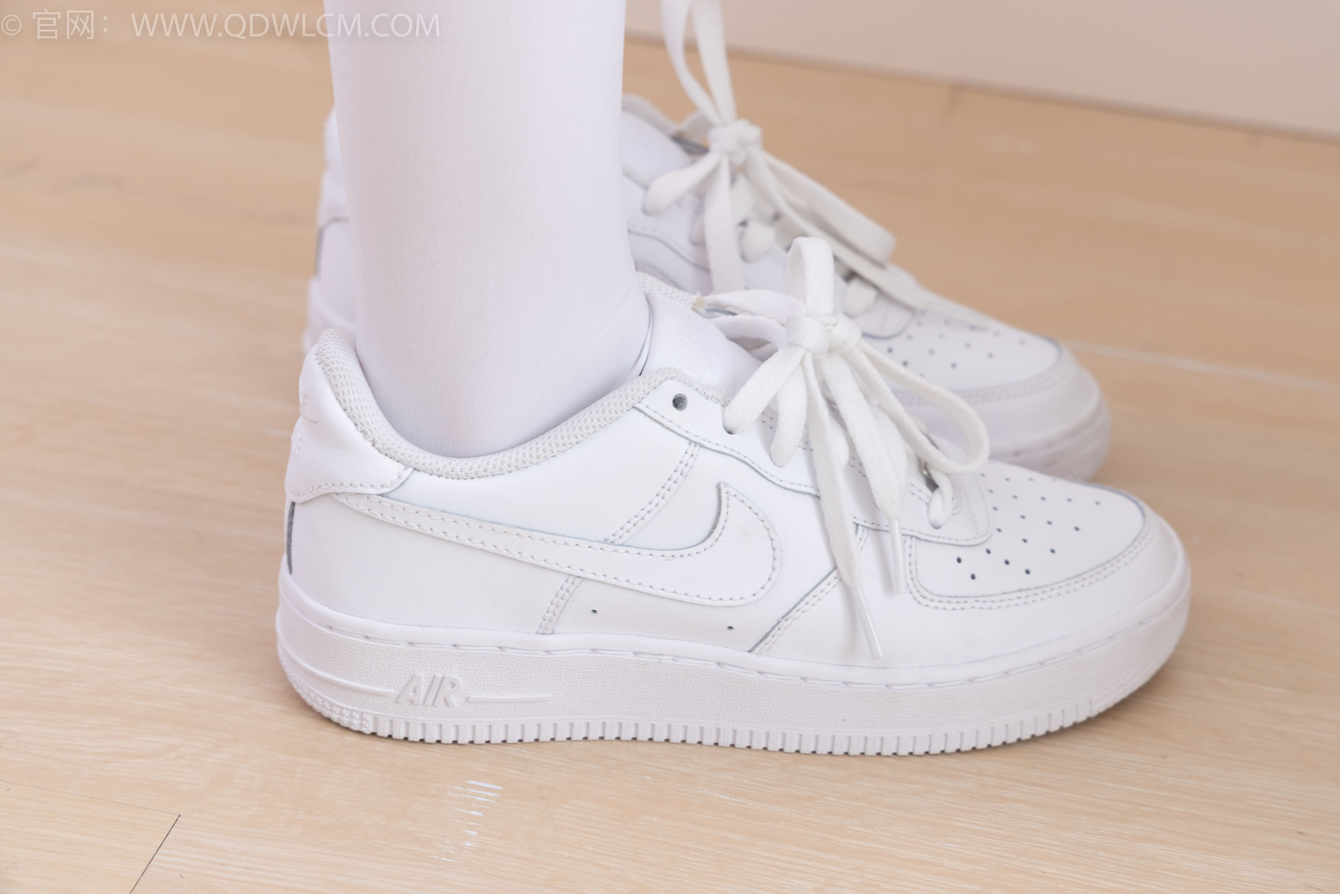 物恋传媒 No.2317 闪闪 - 板鞋、厚白丝、jk制服/(160P)