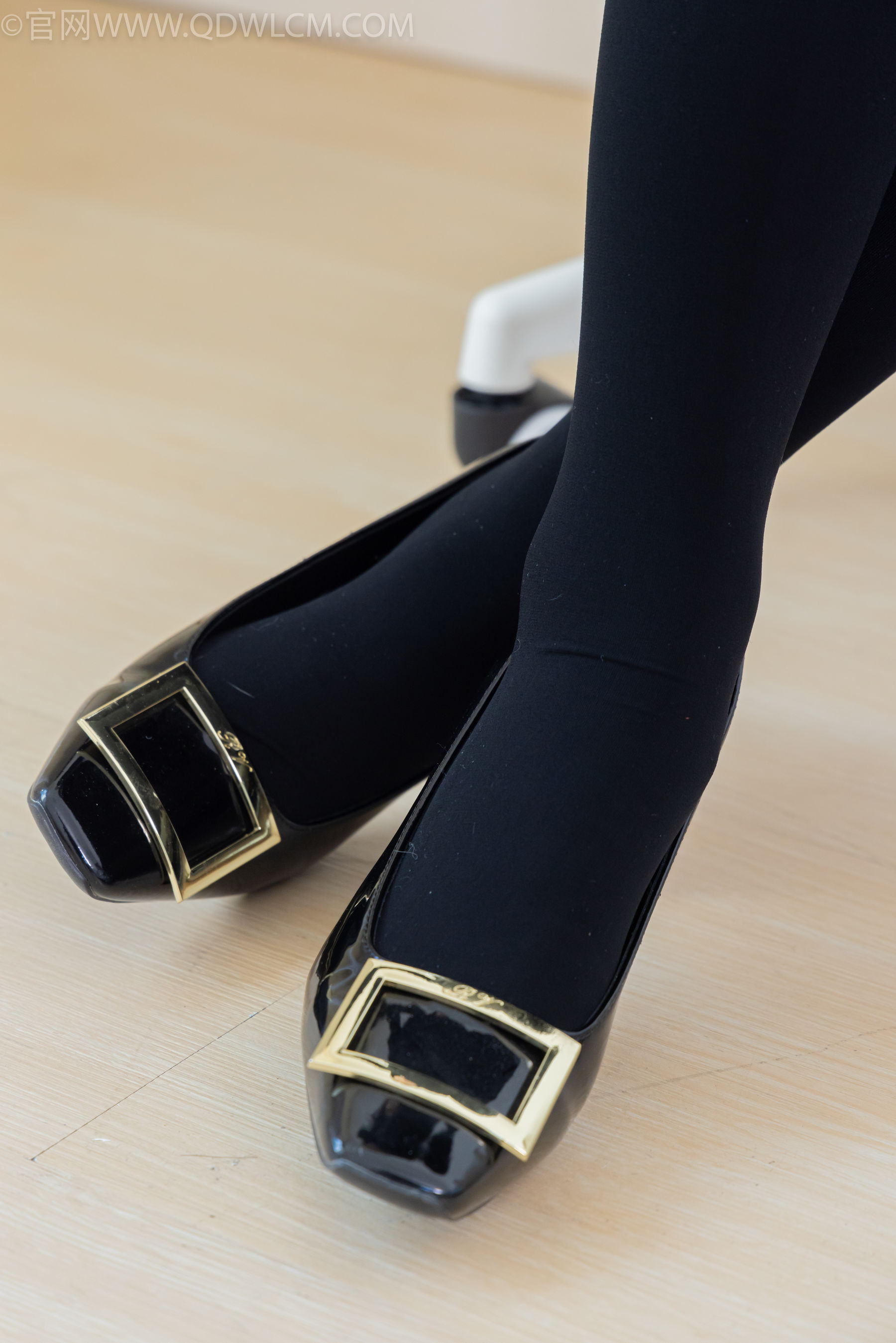 物恋传媒 No.2318 菜菜 - OL制服、高跟鞋、三双厚黑丝叠穿、袜腰展示/(177P)