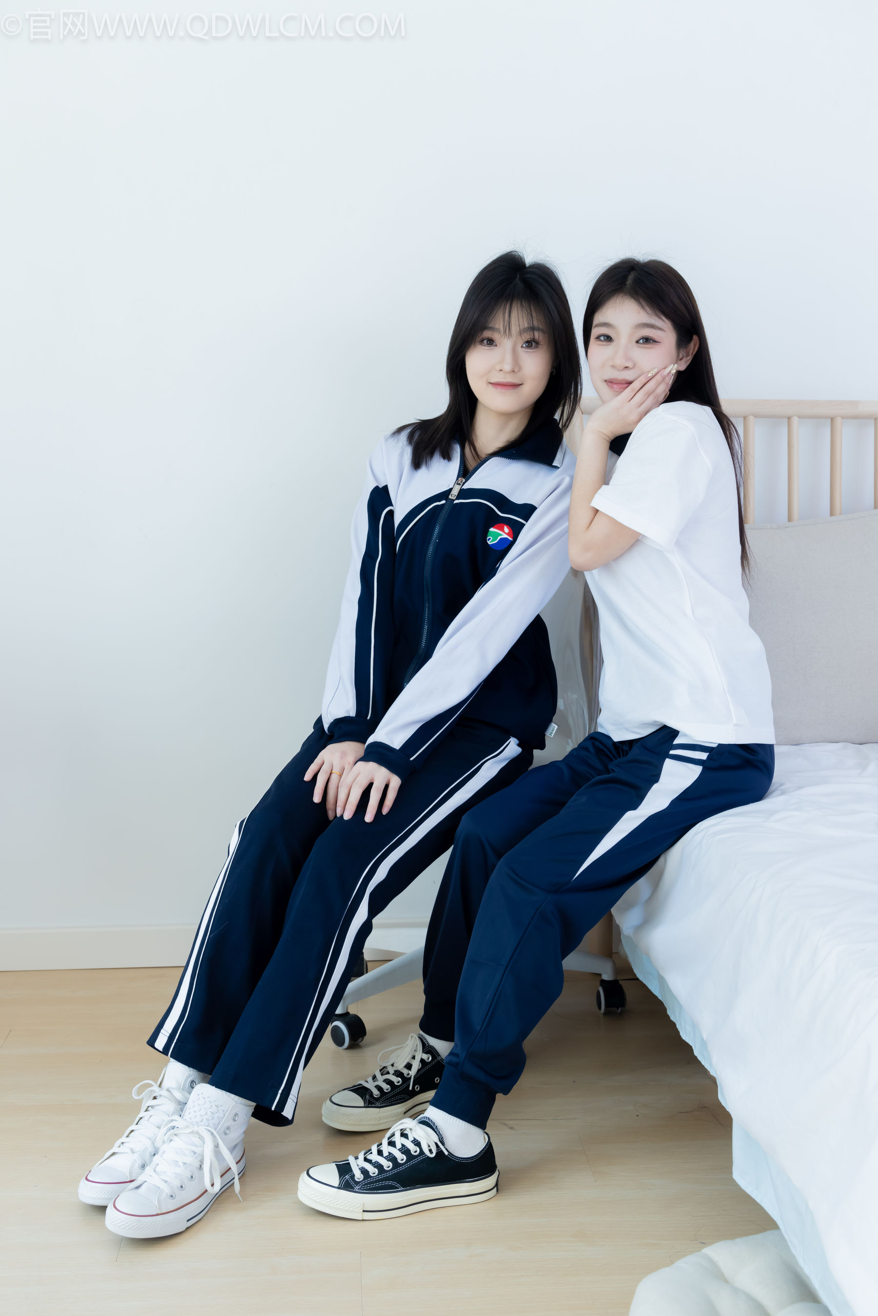 物恋传媒 No.2322 闪闪&青柠 - 帆布鞋、白棉袜、青柠薄肉丝、闪闪薄白丝/(168P)