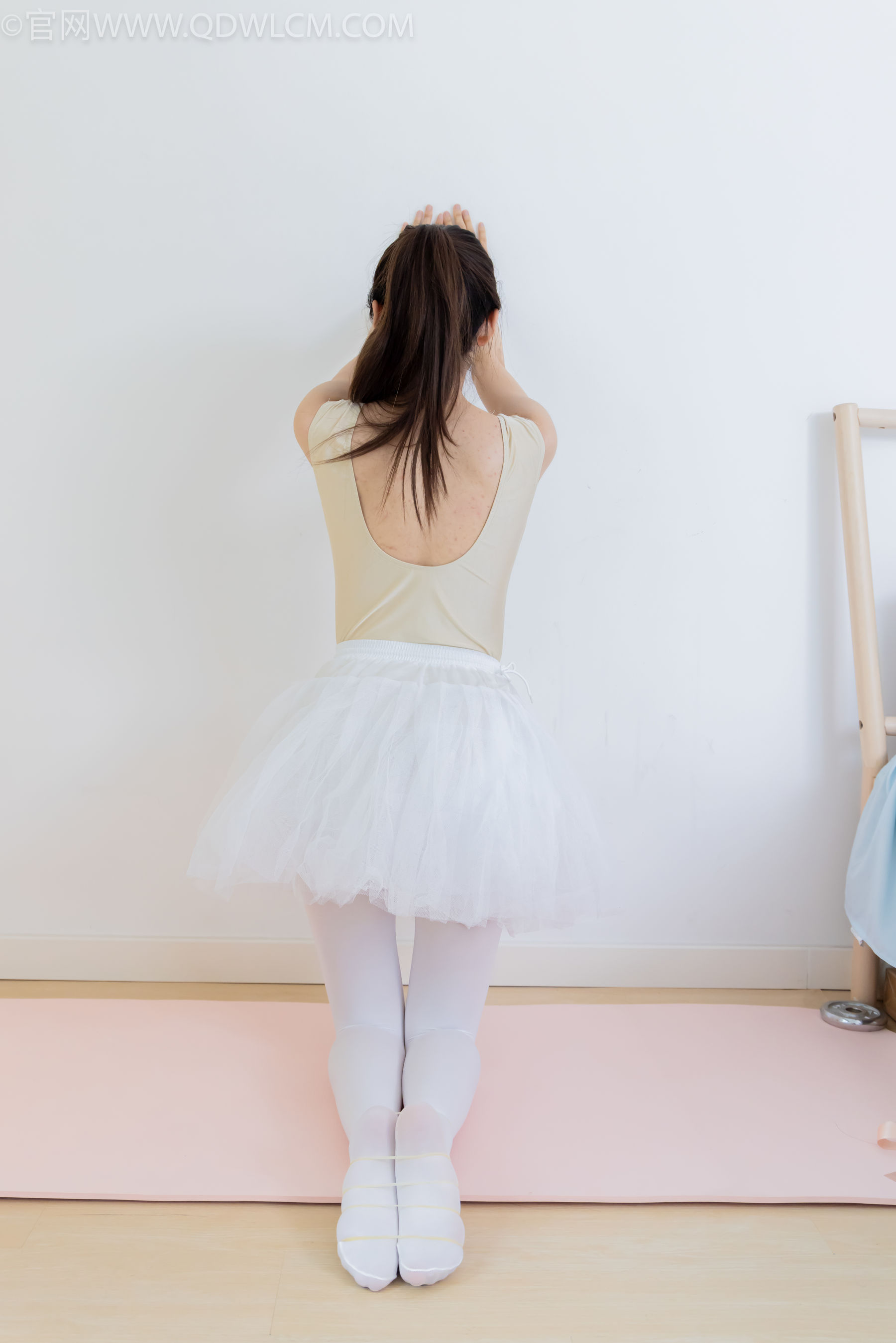 物恋传媒 No.2307 泡泡 - 芭蕾鞋、厚白丝、芭蕾动作、皮筋绑脚剧情/(166P)