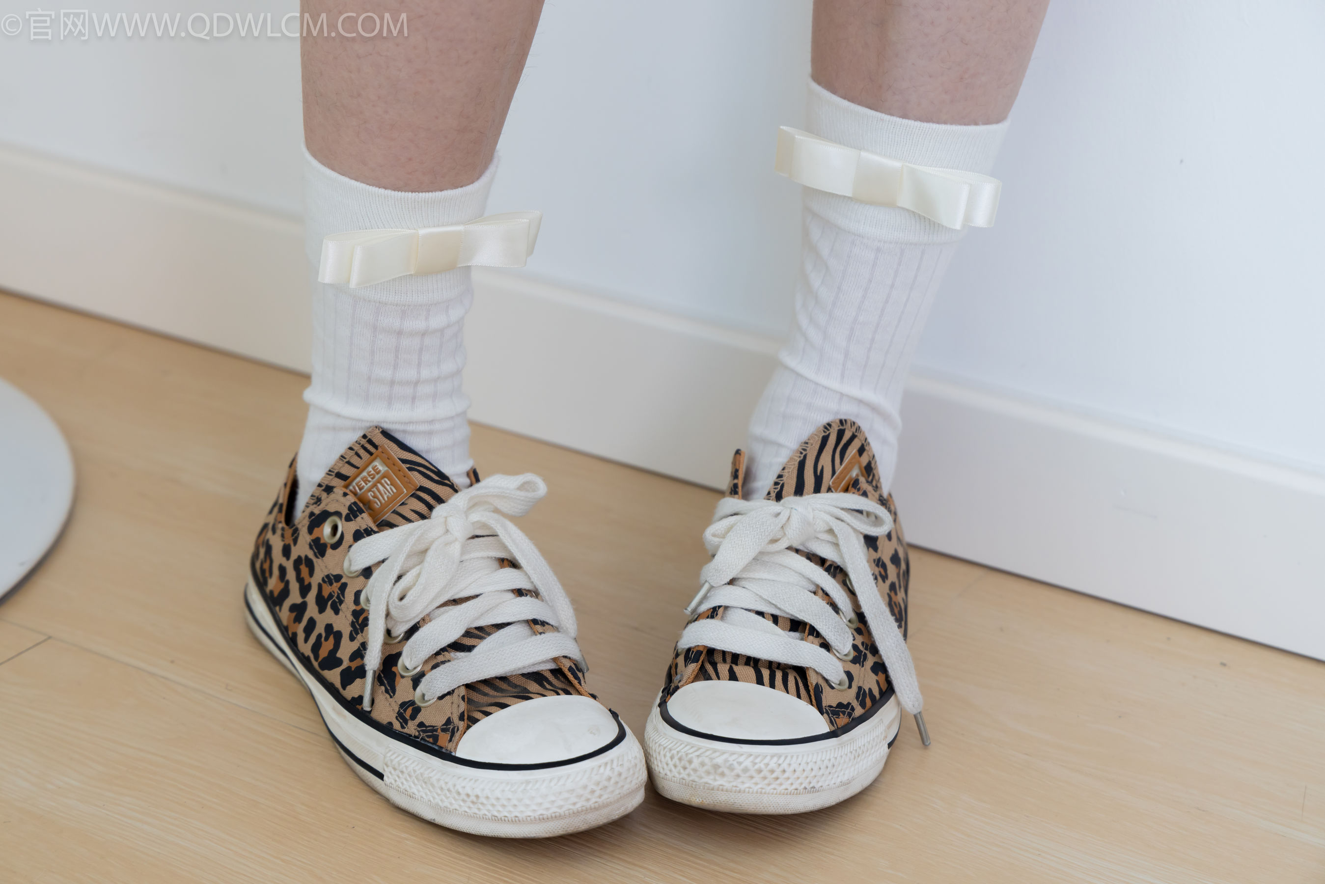 物恋传媒 No.2319 小左 - 帆布鞋、白棉袜、裸足/(155P)