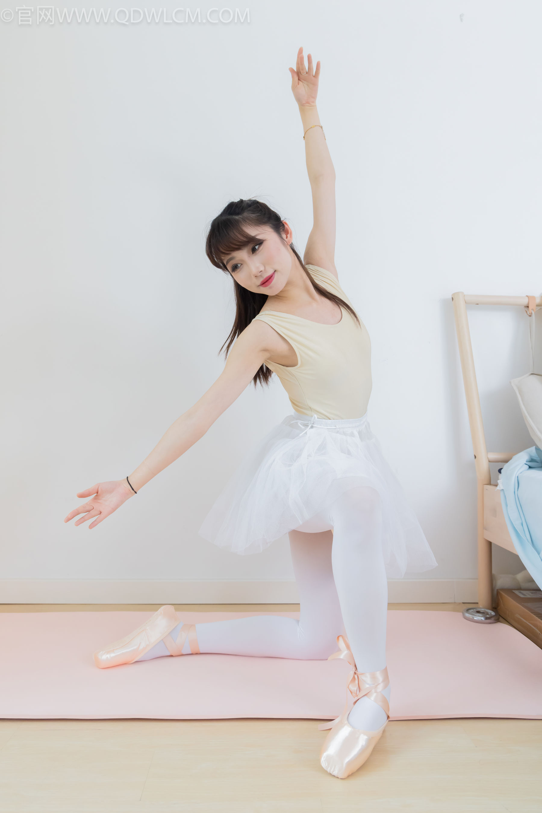 物恋传媒 No.2307 泡泡 - 芭蕾鞋、厚白丝、芭蕾动作、皮筋绑脚剧情/(166P)