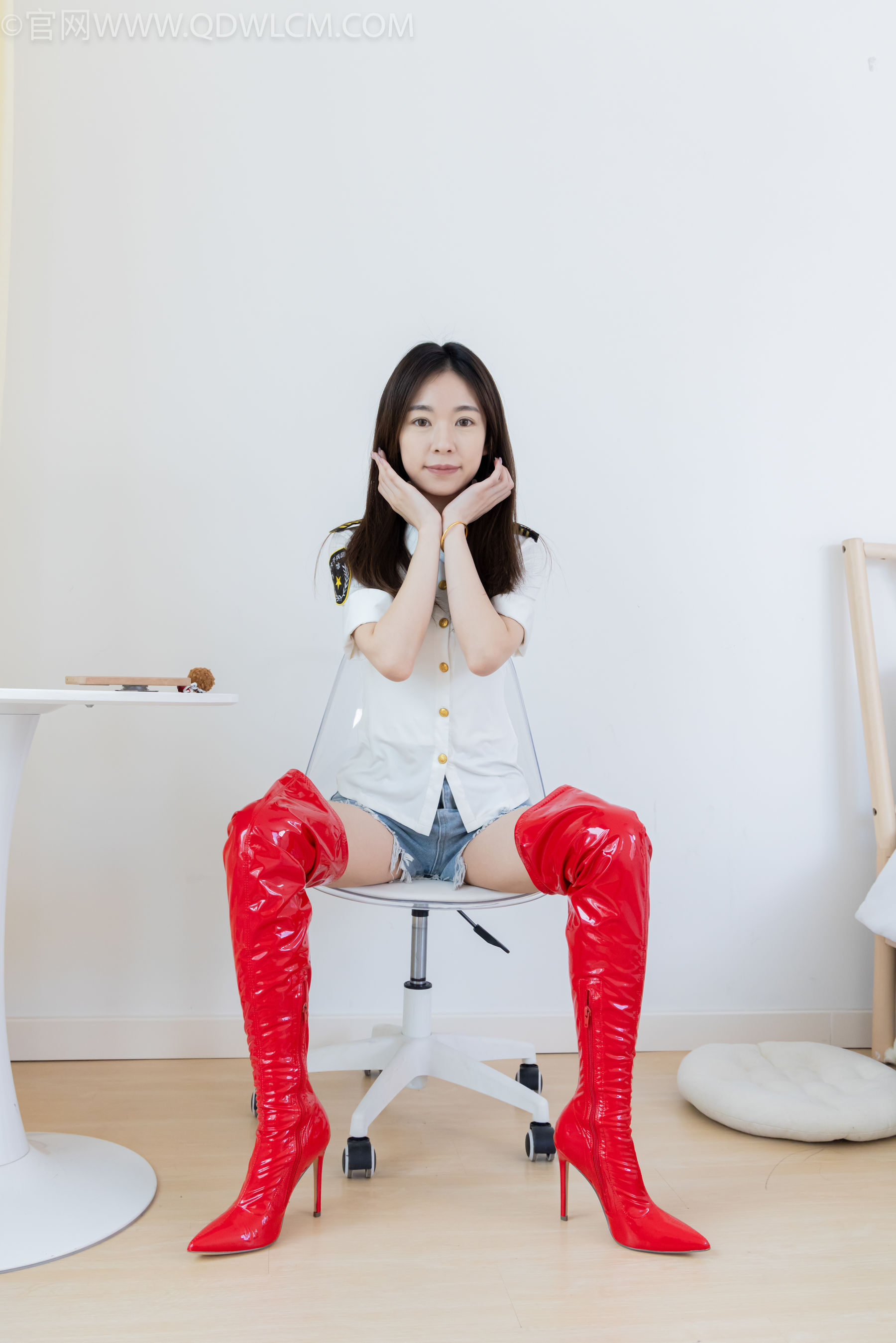 物恋传媒 No.2309 婷婷 - 高跟长靴、白棉袜、裸足/(173P)