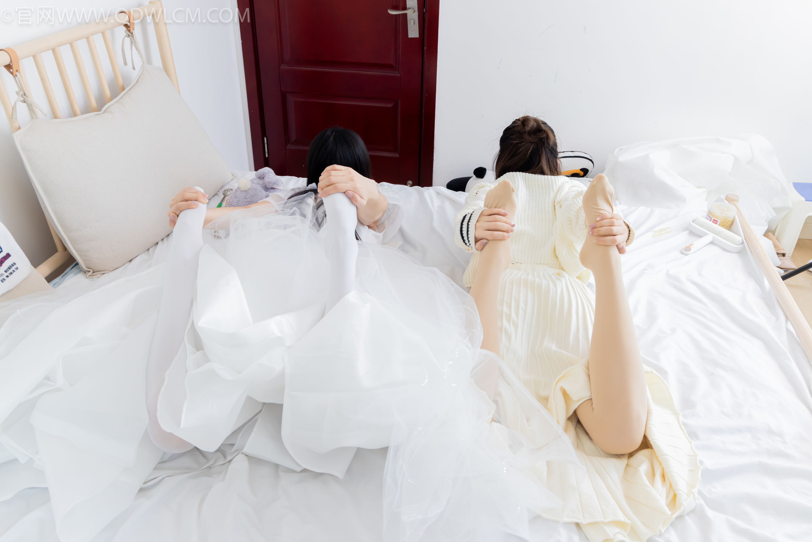 物恋传媒 No.2308 茯苓&欢欢 - 高跟鞋、马丁靴、厚白丝、厚肉丝、瑜伽动作、婚纱/(154P)