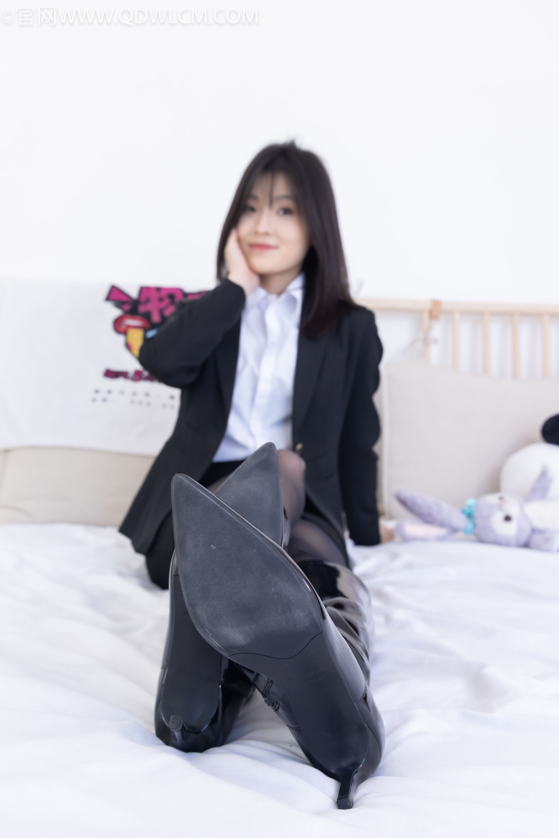 物恋传媒 No.2306 青柠 - 高跟长靴、薄黑丝、ol制服/(260P)