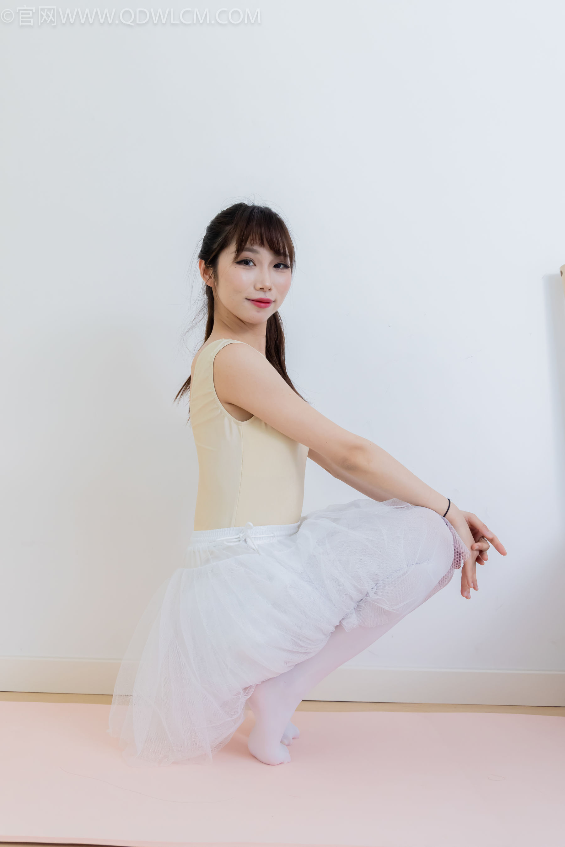 物恋传媒 No.2307 泡泡 - 芭蕾鞋、厚白丝、芭蕾动作、皮筋绑脚剧情/(166P)