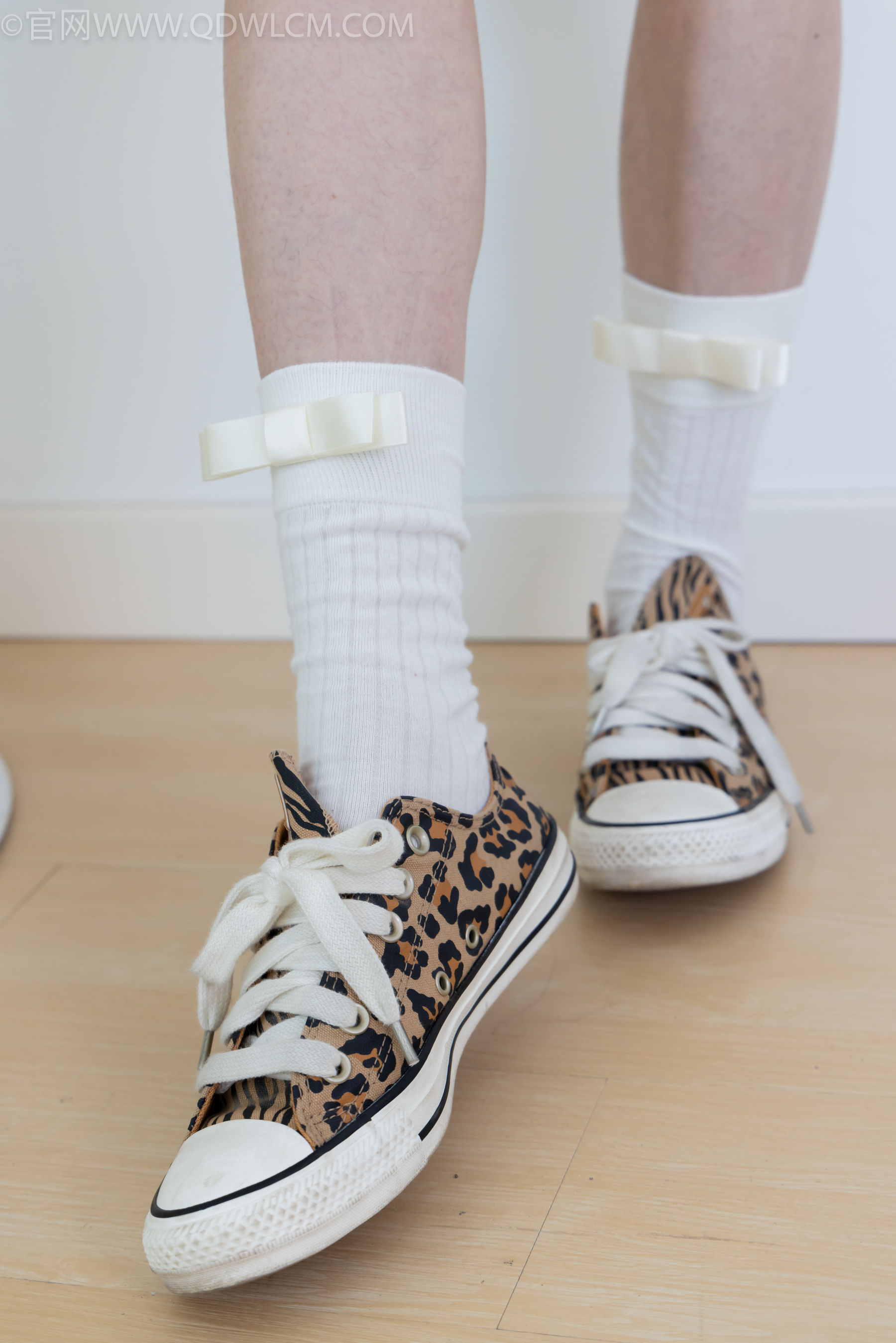 物恋传媒 No.2319 小左 - 帆布鞋、白棉袜、裸足/(155P)