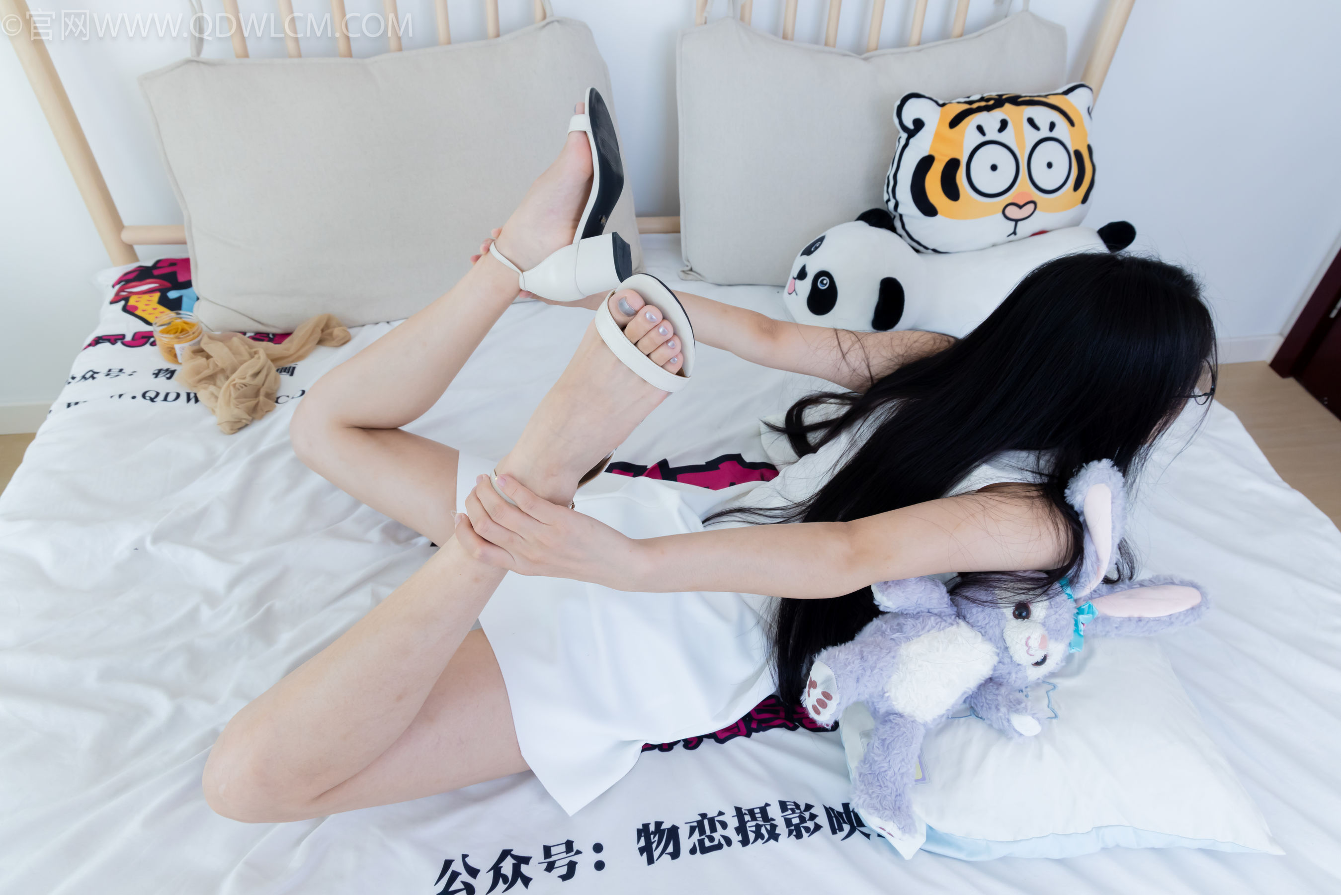 物恋传媒 No.2320 茯苓 - 凉鞋、薄肉丝、裸足、皮筋绑脚以及挠脚心剧情/(159P)