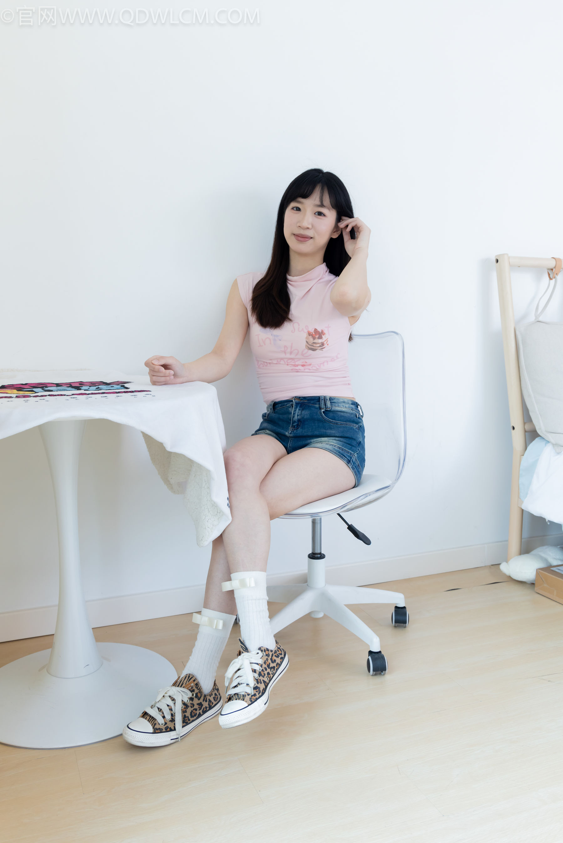 物恋传媒 No.2319 小左 - 帆布鞋、白棉袜、裸足/(155P)