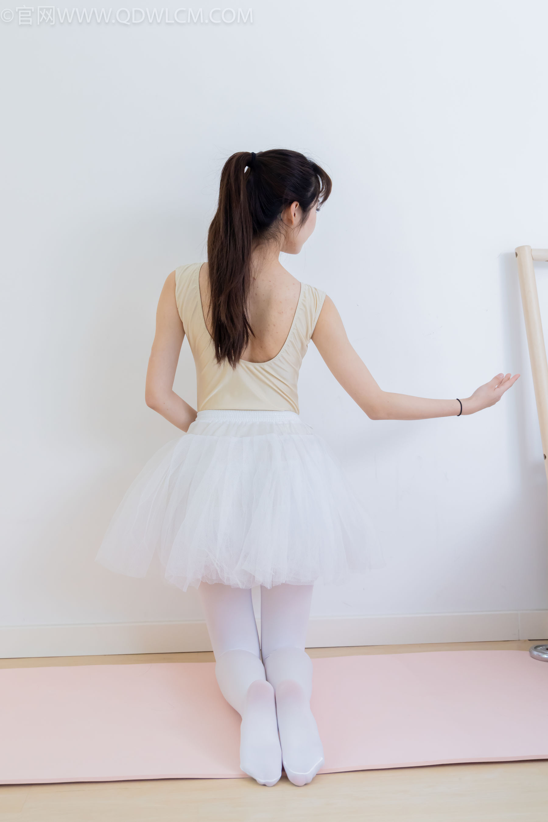 物恋传媒 No.2307 泡泡 - 芭蕾鞋、厚白丝、芭蕾动作、皮筋绑脚剧情/(166P)