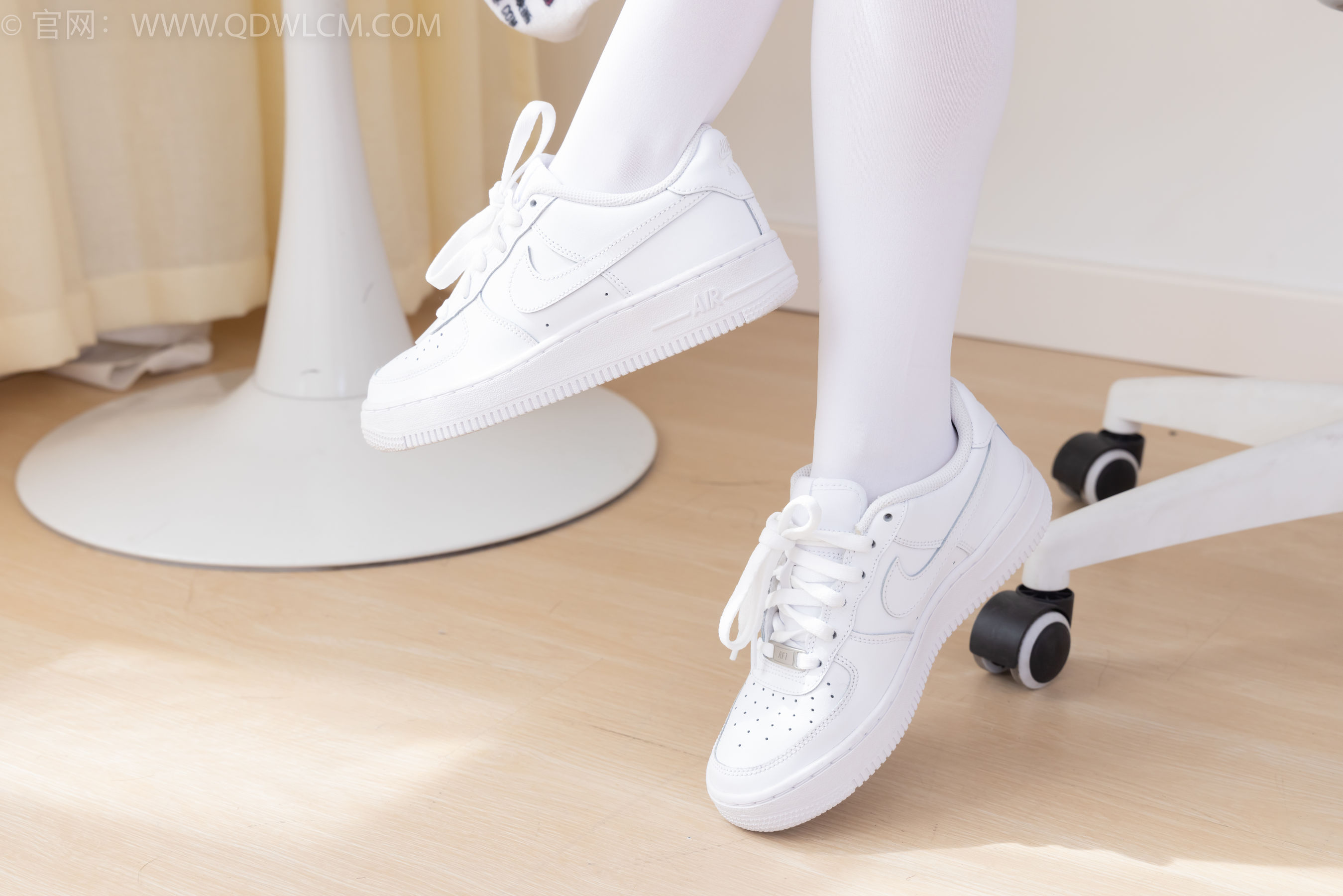 物恋传媒 No.2317 闪闪 - 板鞋、厚白丝、jk制服/(160P)