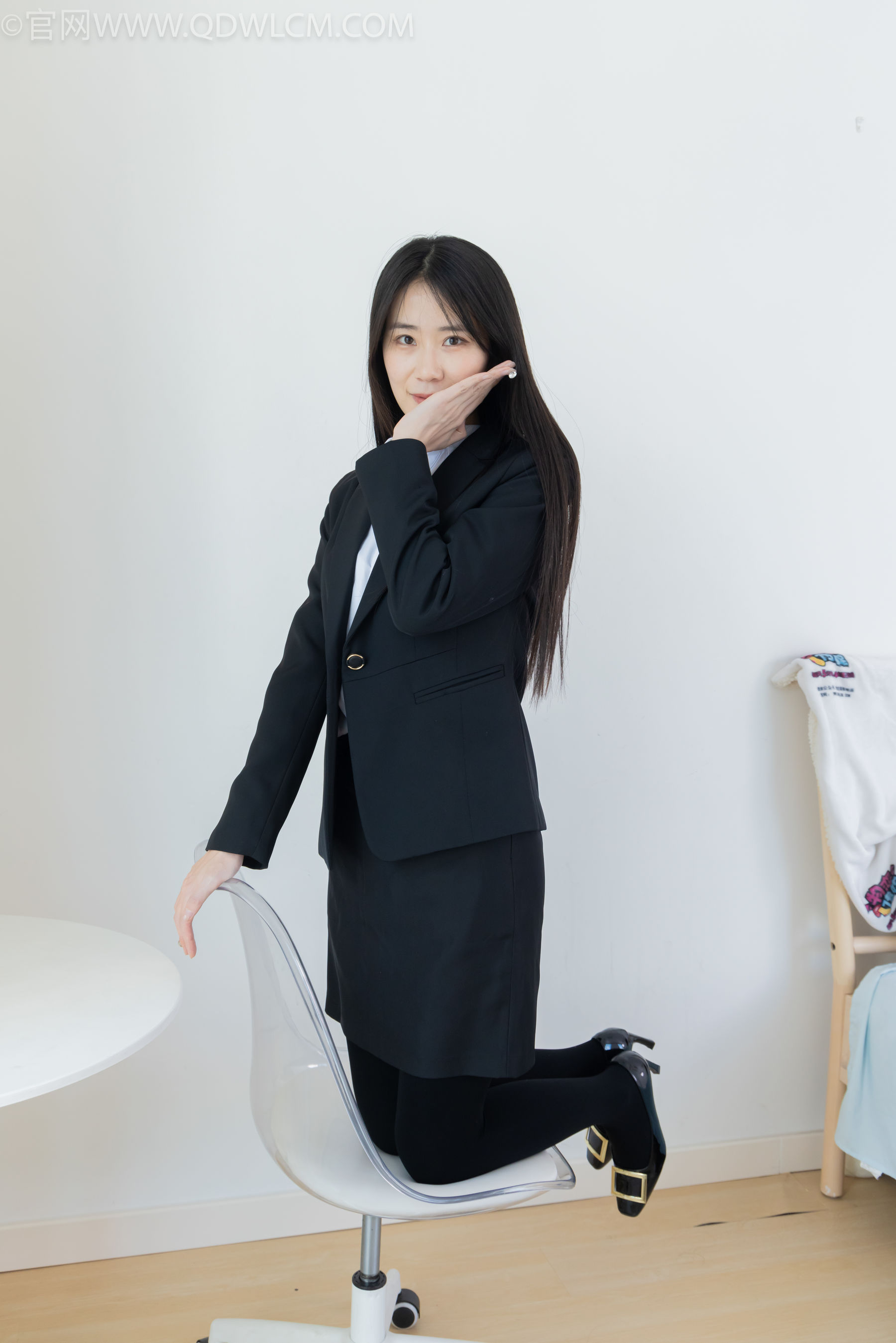 物恋传媒 No.2318 菜菜 - OL制服、高跟鞋、三双厚黑丝叠穿、袜腰展示/(177P)