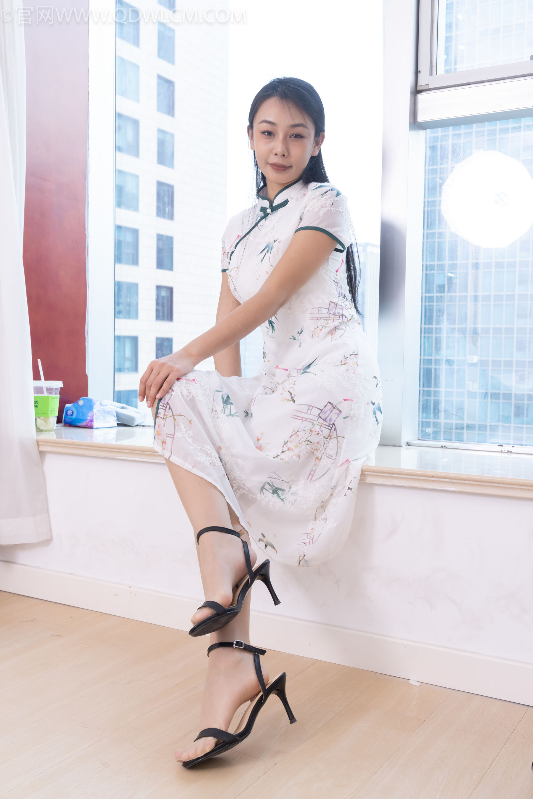 物恋传媒 No.2321 岚岚 - 高跟凉鞋、薄肉丝、抹婴儿油以及踩香蕉剧情/(160P)