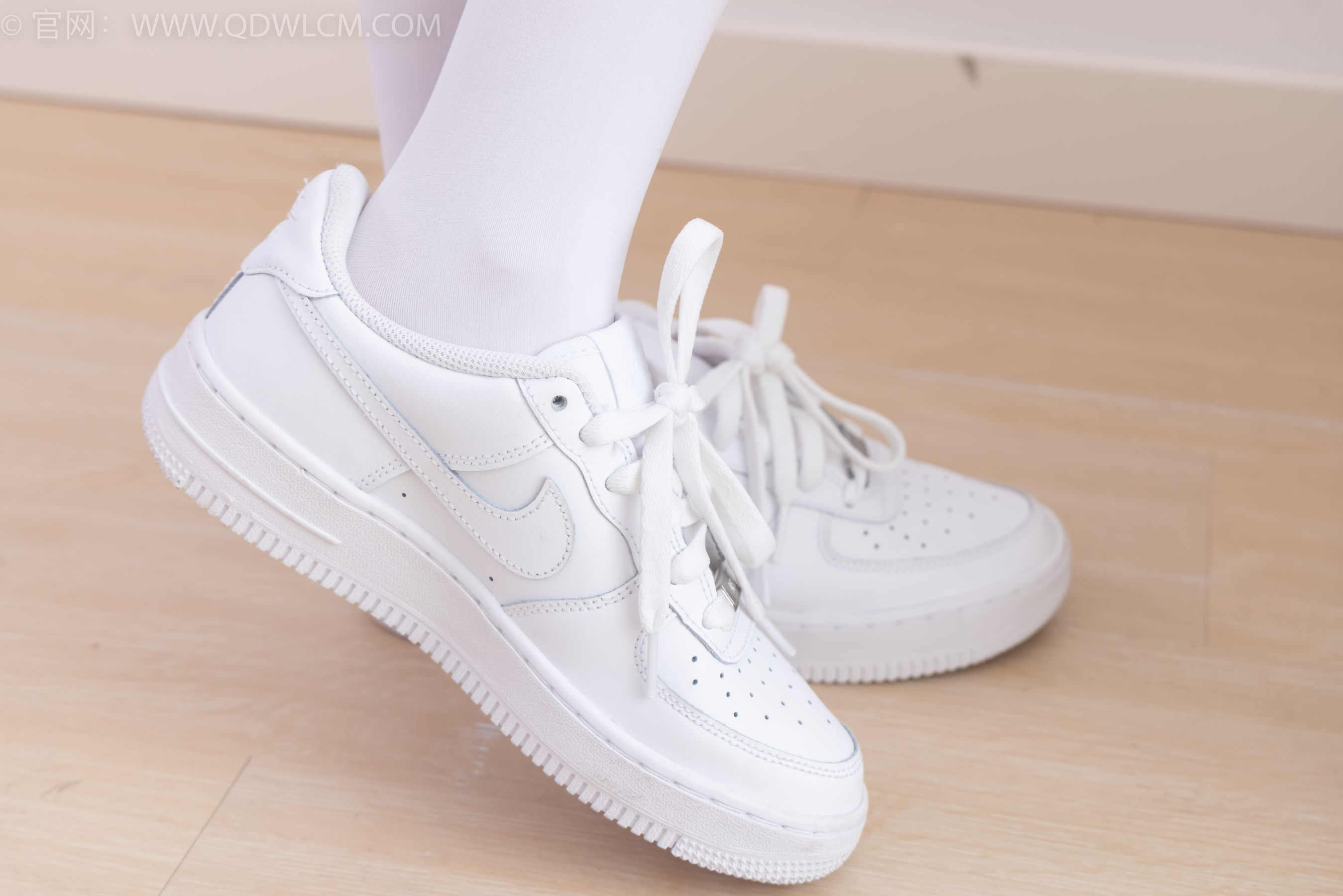 物恋传媒 No.2317 闪闪 - 板鞋、厚白丝、jk制服/(160P)