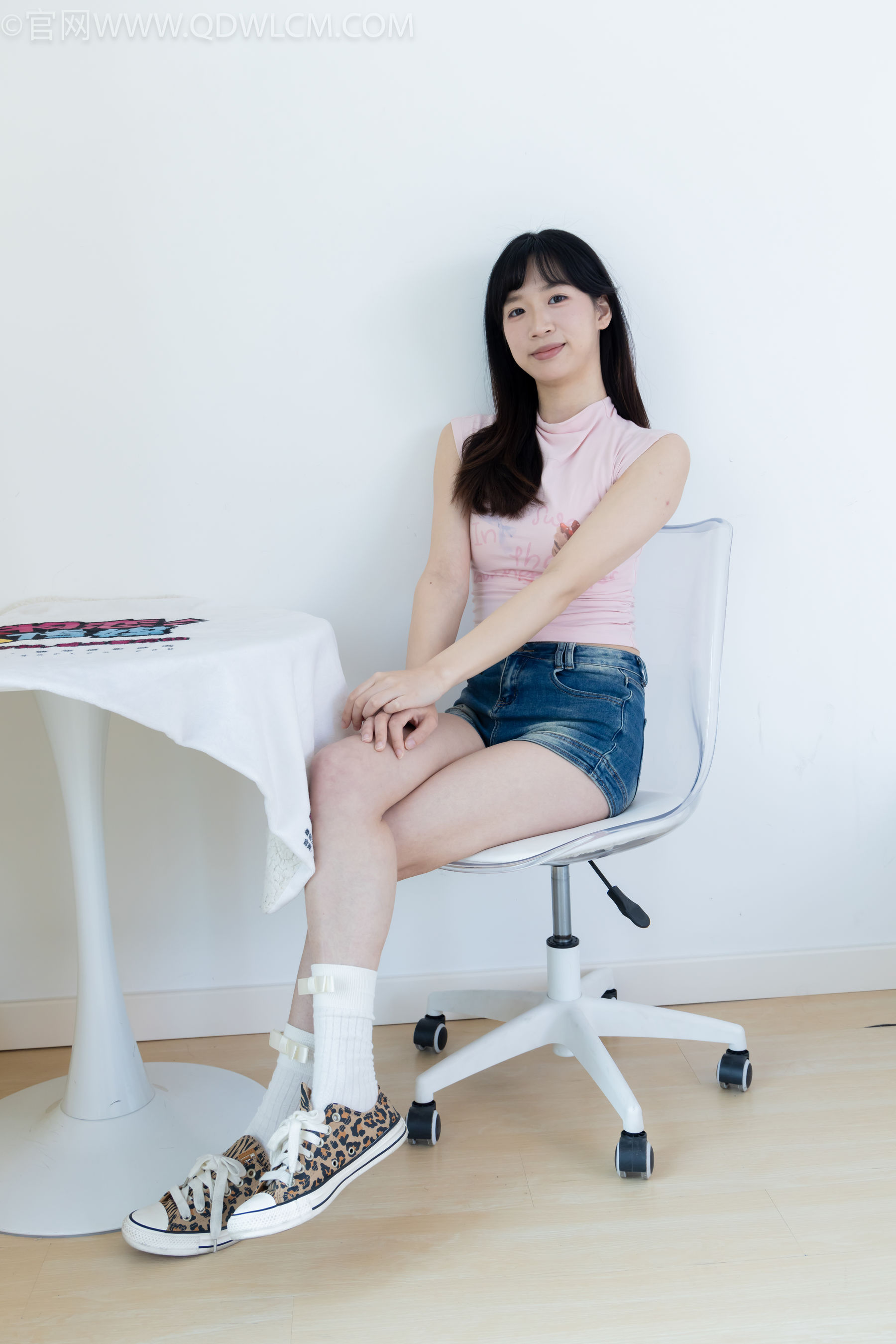 物恋传媒 No.2319 小左 - 帆布鞋、白棉袜、裸足/(155P)