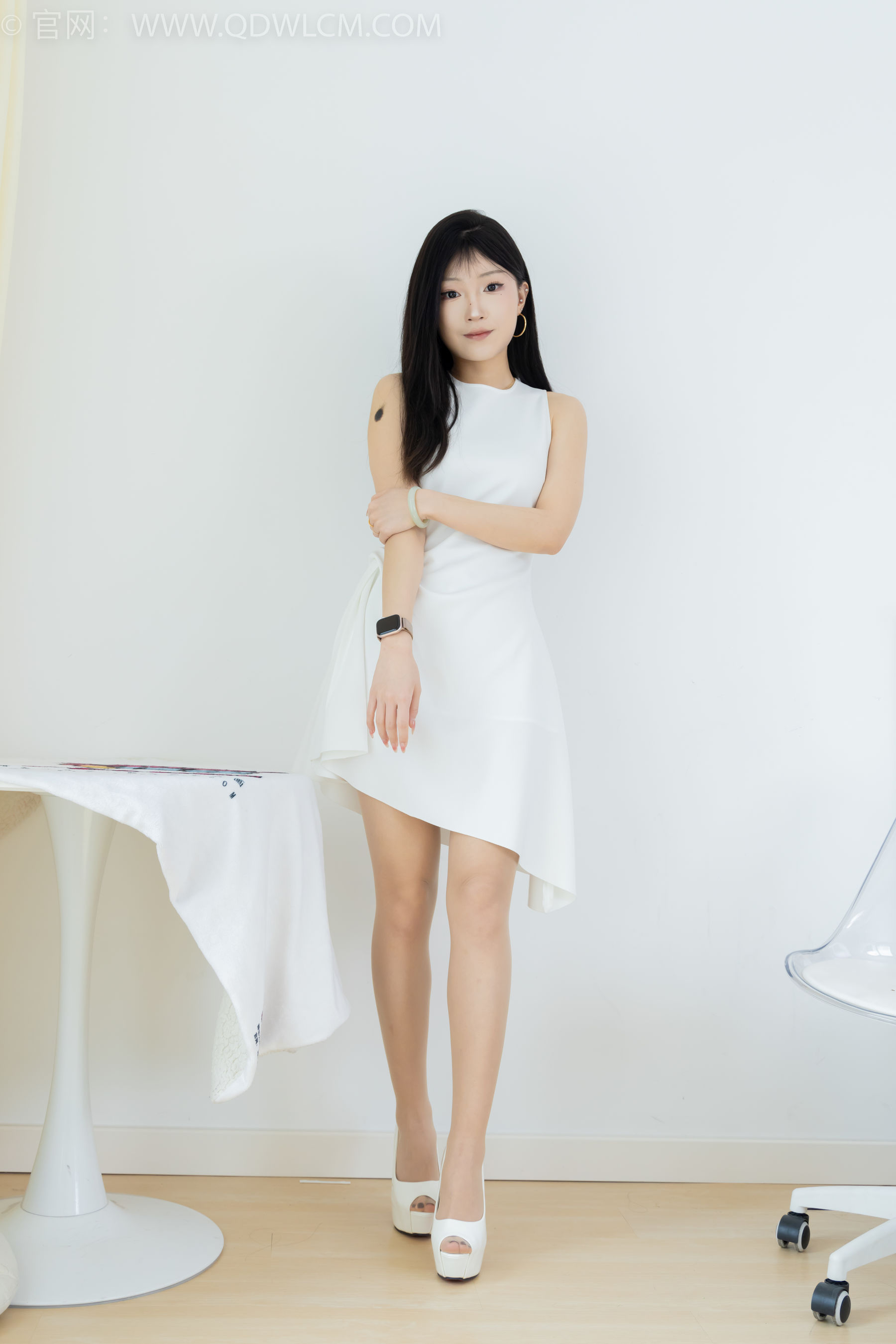 物恋传媒 No.2311 嘟嘟 - 高跟鞋、薄肉丝、气垫梳老头乐挠脚剧情/(170P)