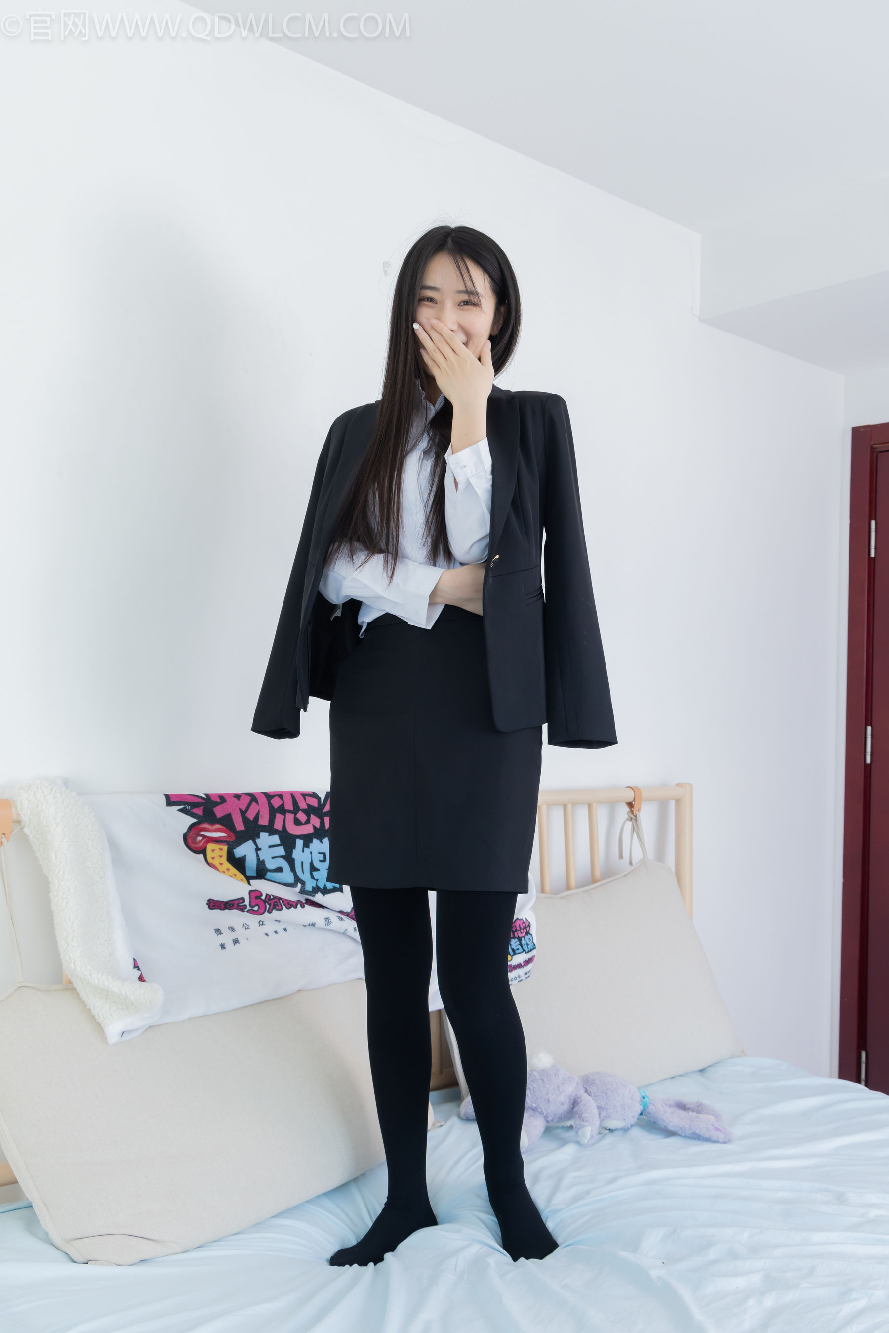 物恋传媒 No.2318 菜菜 - OL制服、高跟鞋、三双厚黑丝叠穿、袜腰展示/(177P)