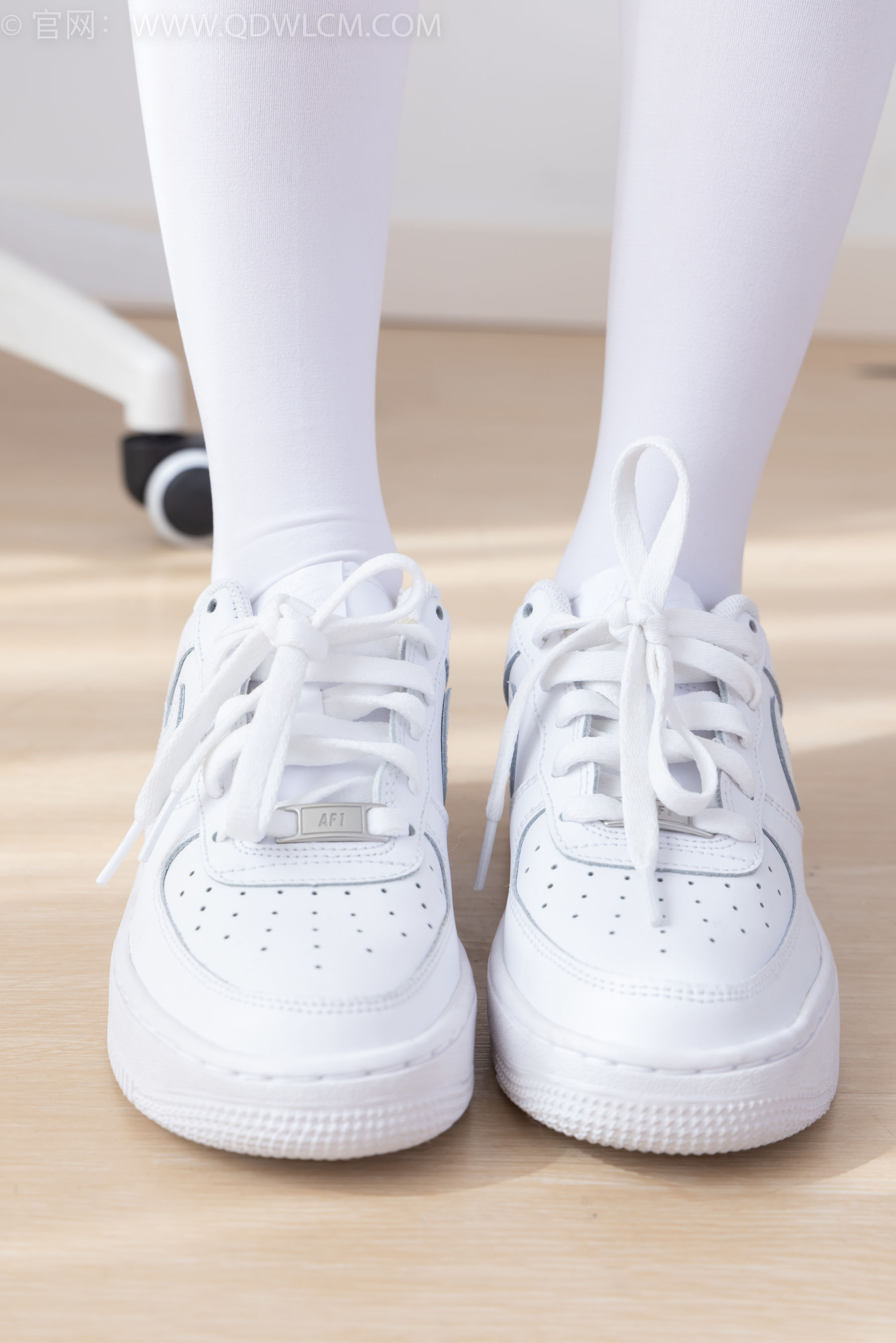 物恋传媒 No.2317 闪闪 - 板鞋、厚白丝、jk制服/(160P)