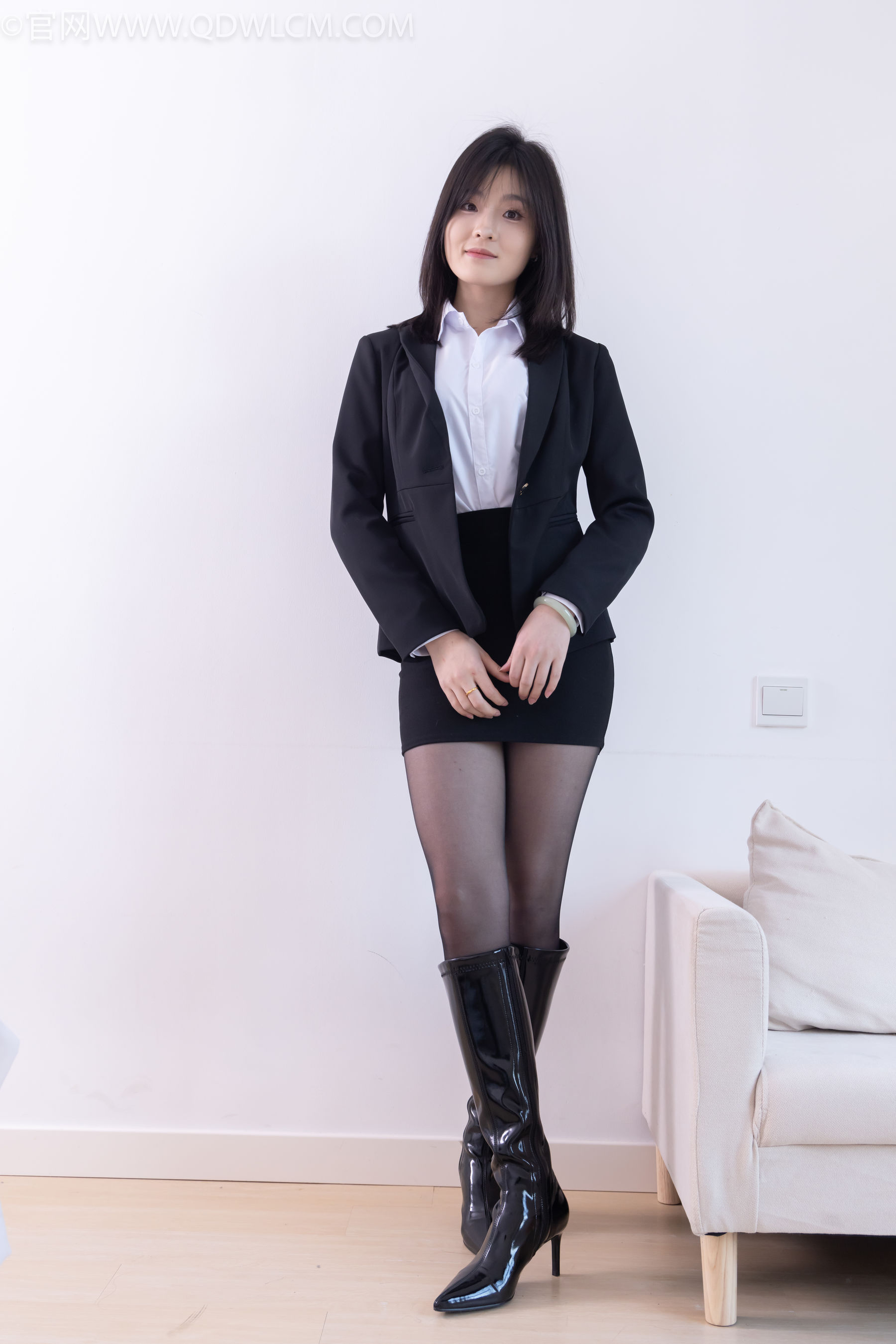 物恋传媒 No.2306 青柠 - 高跟长靴、薄黑丝、ol制服/(260P)