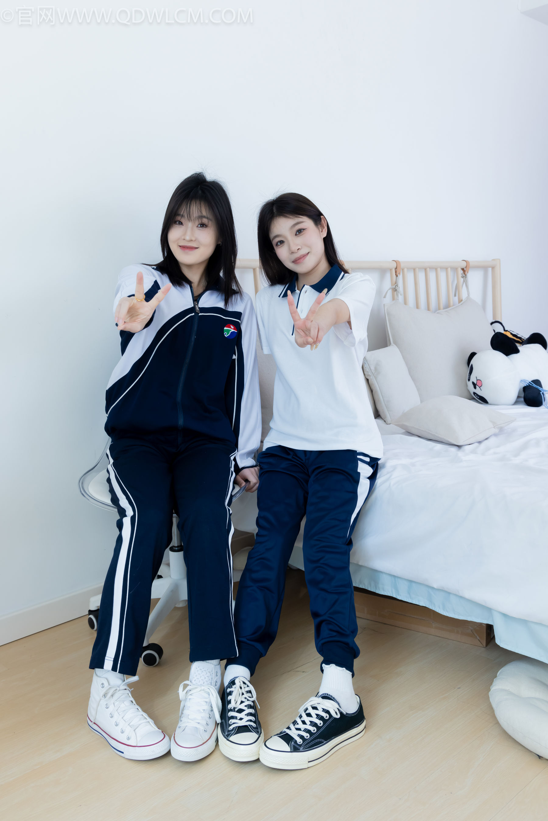 物恋传媒 No.2322 闪闪&青柠 - 帆布鞋、白棉袜、青柠薄肉丝、闪闪薄白丝/(168P)