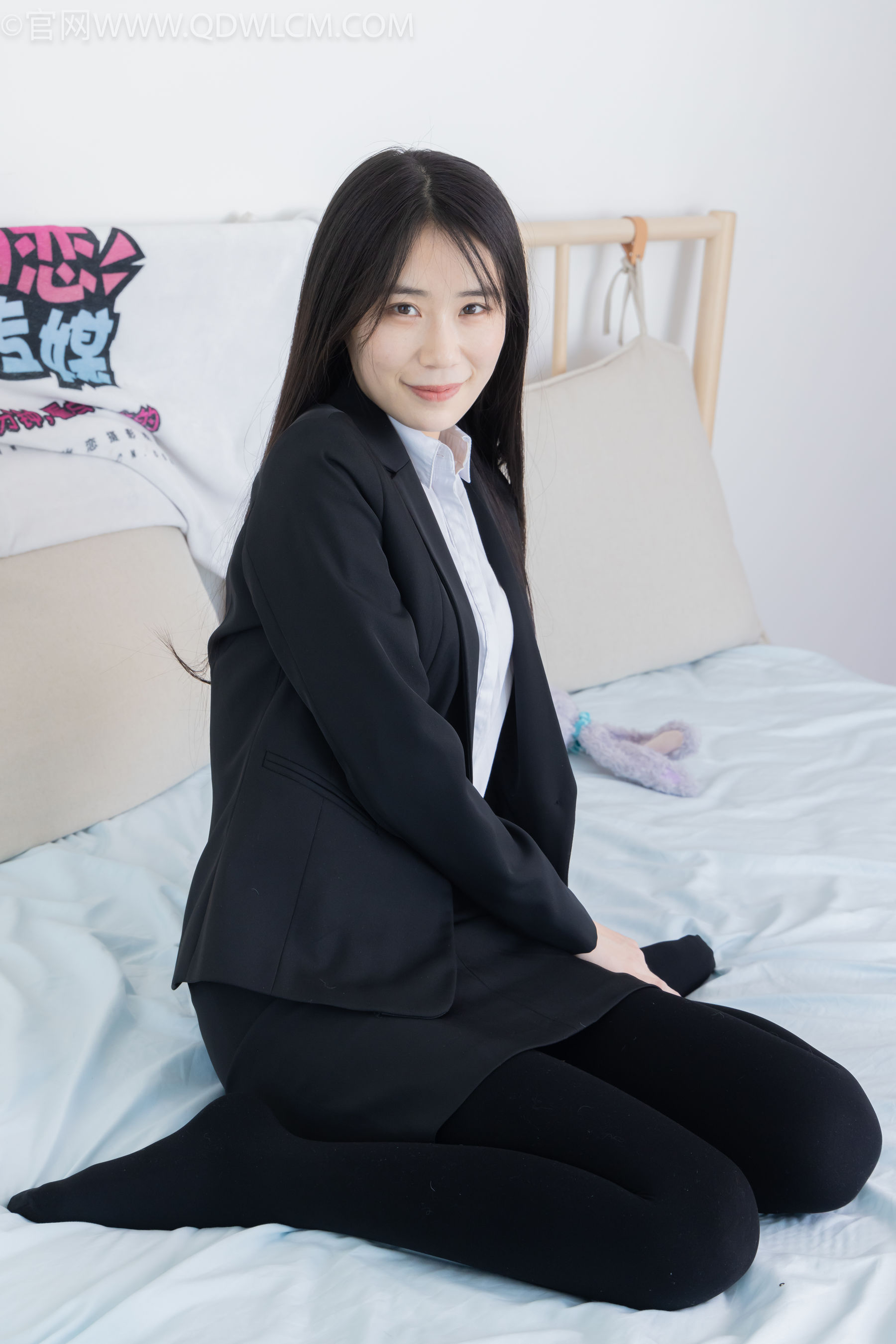 物恋传媒 No.2318 菜菜 - OL制服、高跟鞋、三双厚黑丝叠穿、袜腰展示/(177P)