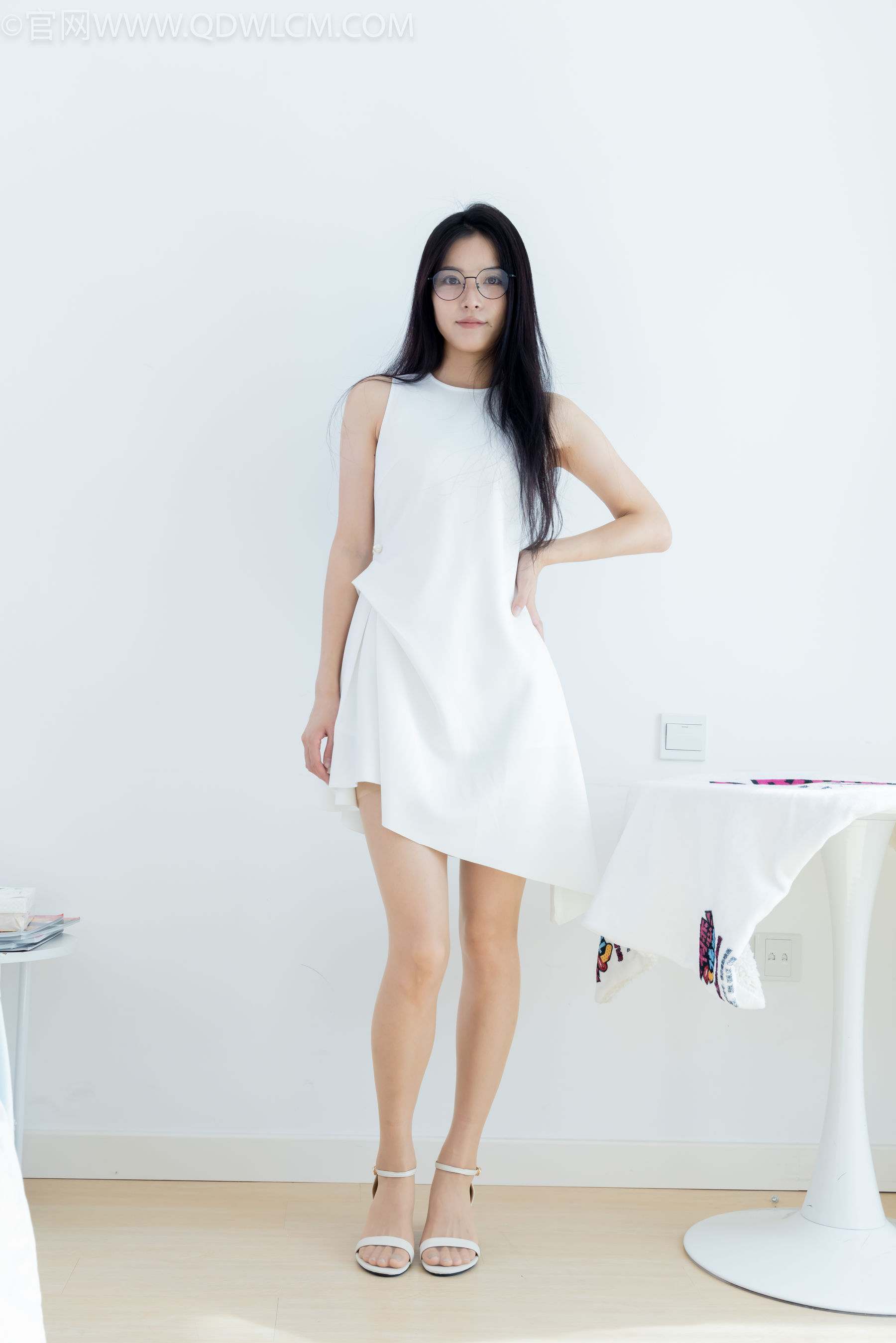 物恋传媒 No.2320 茯苓 - 凉鞋、薄肉丝、裸足、皮筋绑脚以及挠脚心剧情/(159P)