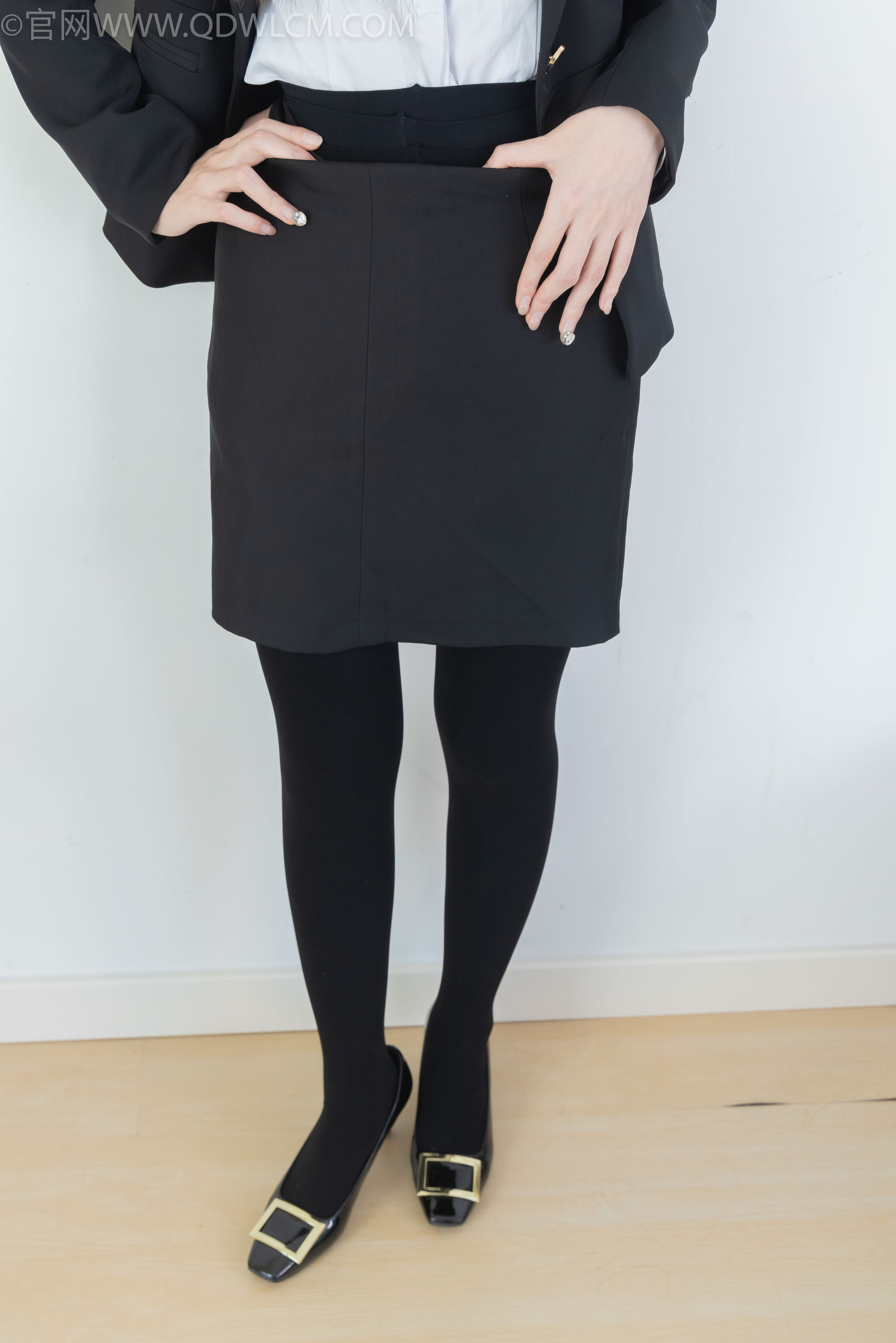 物恋传媒 No.2318 菜菜 - OL制服、高跟鞋、三双厚黑丝叠穿、袜腰展示/(177P)