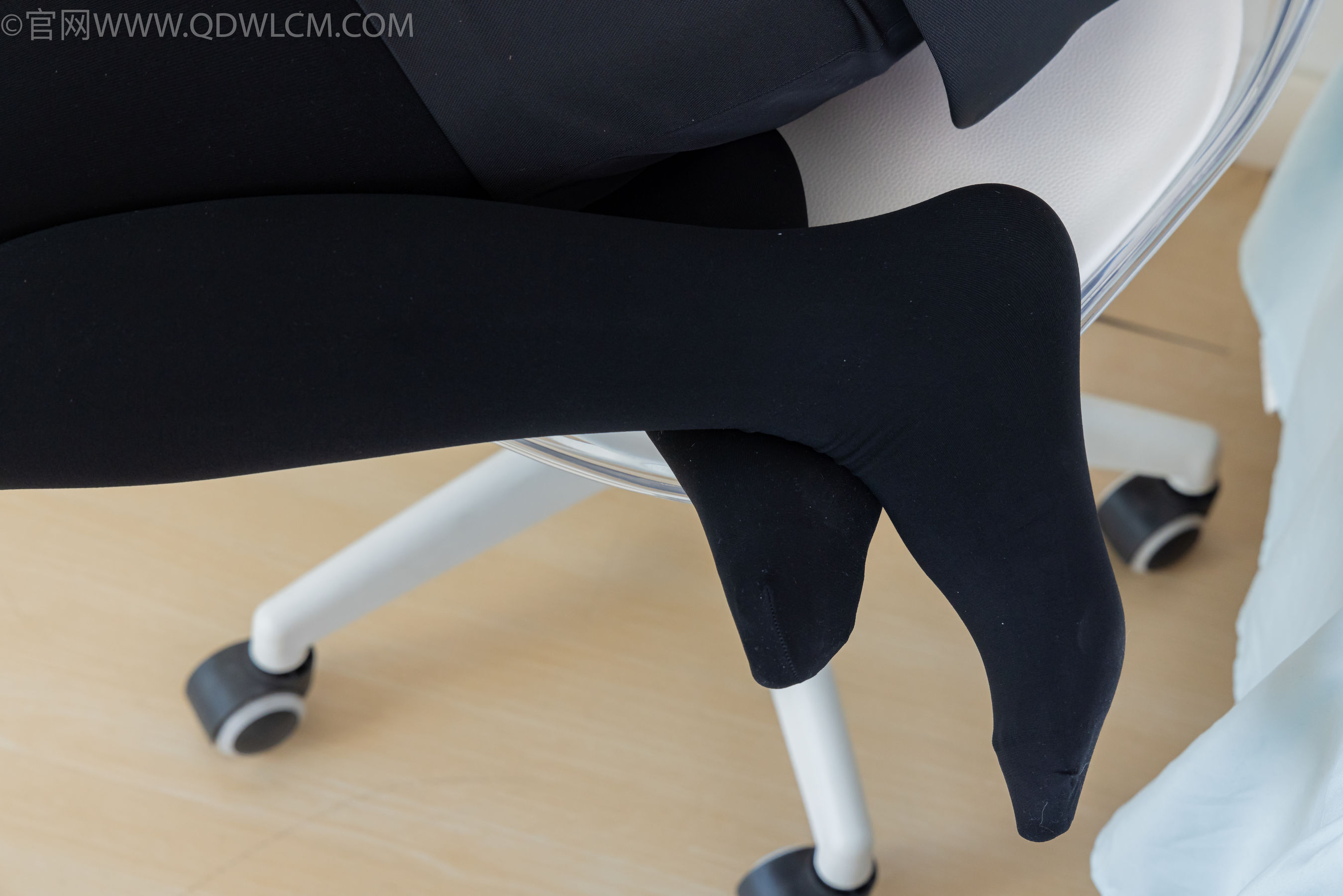 物恋传媒 No.2318 菜菜 - OL制服、高跟鞋、三双厚黑丝叠穿、袜腰展示/(177P)