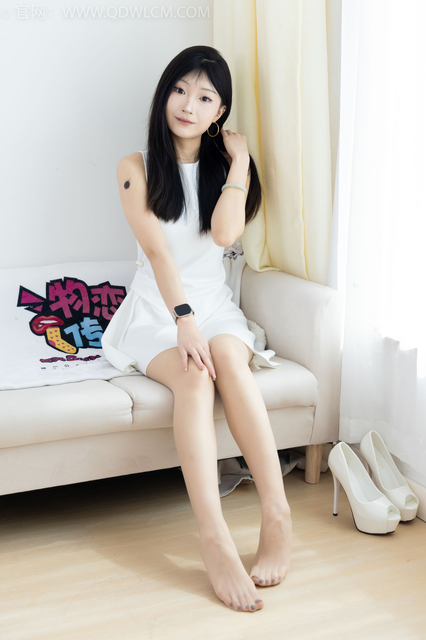 物恋传媒 No.2311 嘟嘟 - 高跟鞋、薄肉丝、气垫梳老头乐挠脚剧情/(170P)