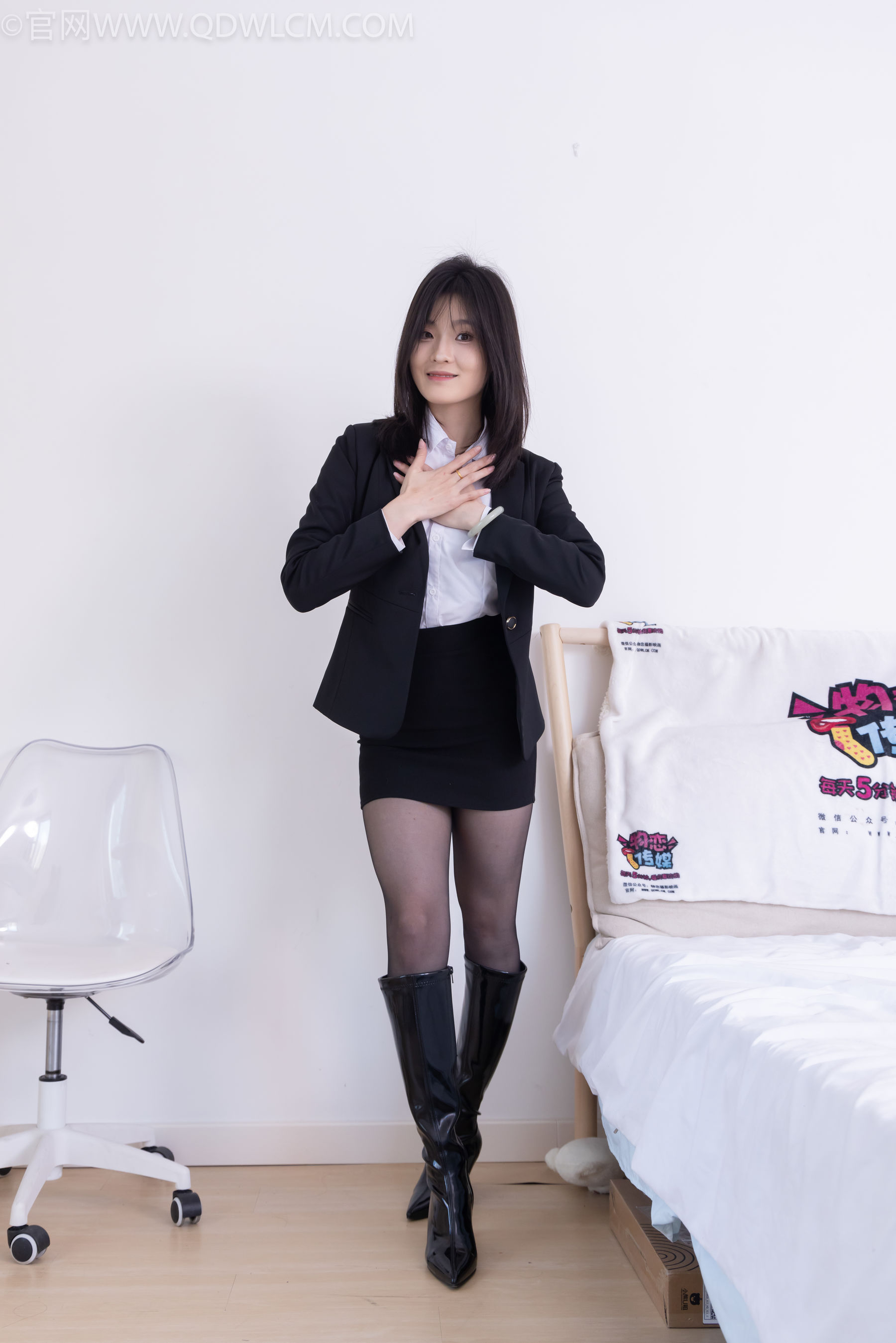 物恋传媒 No.2306 青柠 - 高跟长靴、薄黑丝、ol制服/(260P)