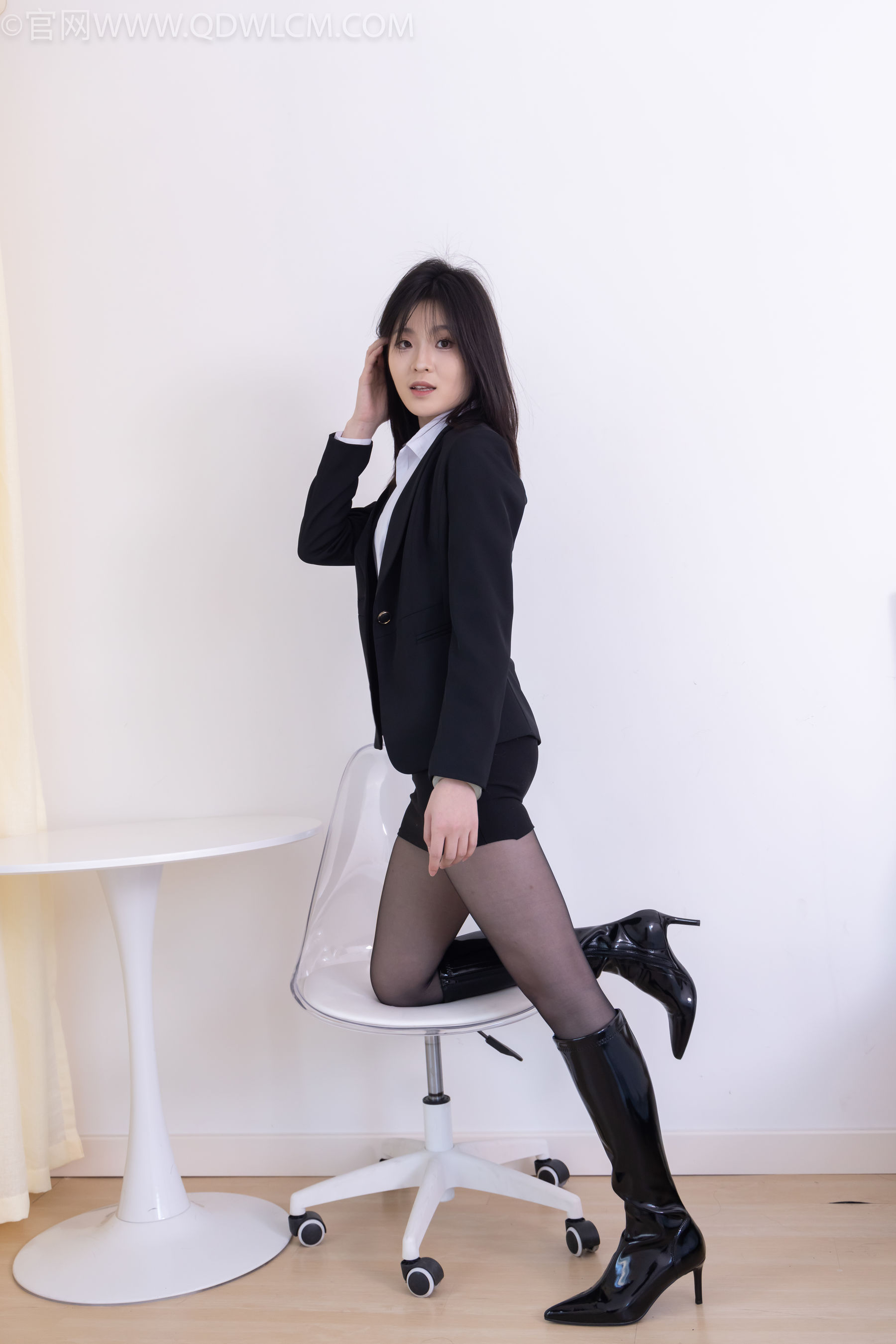 物恋传媒 No.2306 青柠 - 高跟长靴、薄黑丝、ol制服/(260P)