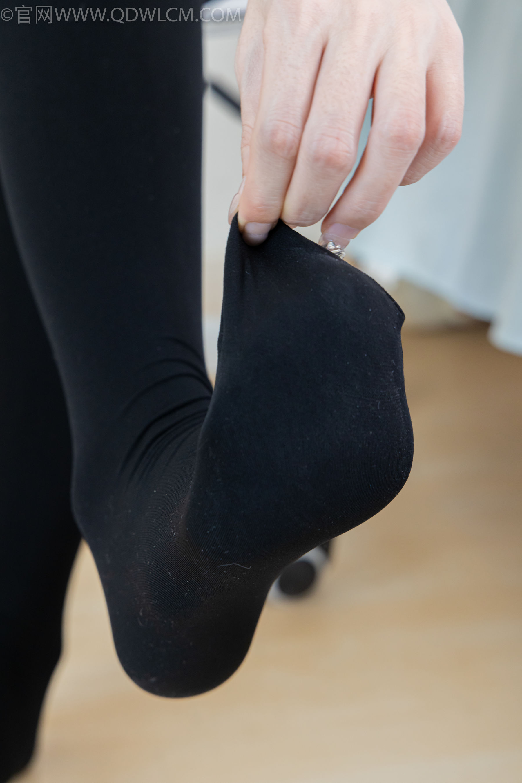 物恋传媒 No.2318 菜菜 - OL制服、高跟鞋、三双厚黑丝叠穿、袜腰展示/(177P)