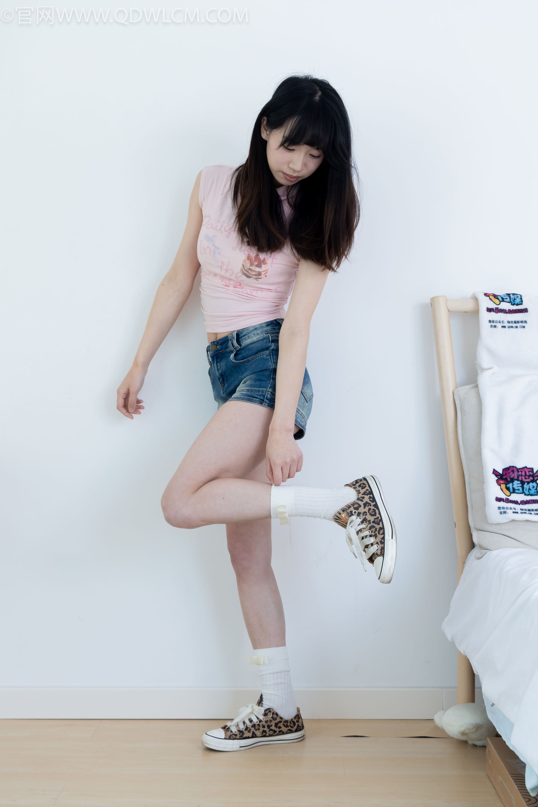 物恋传媒 No.2319 小左 - 帆布鞋、白棉袜、裸足/(155P)