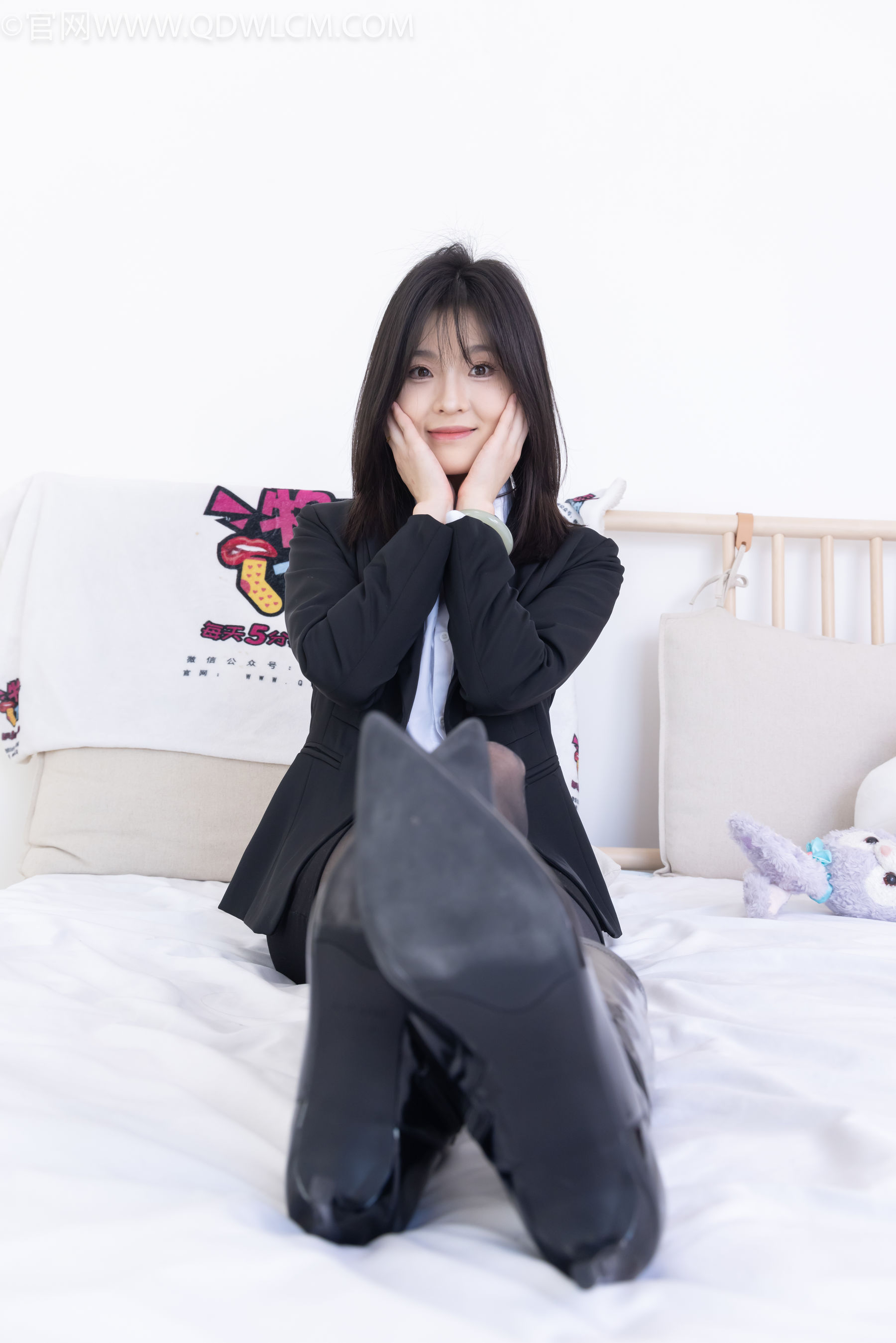 物恋传媒 No.2306 青柠 - 高跟长靴、薄黑丝、ol制服/(260P)