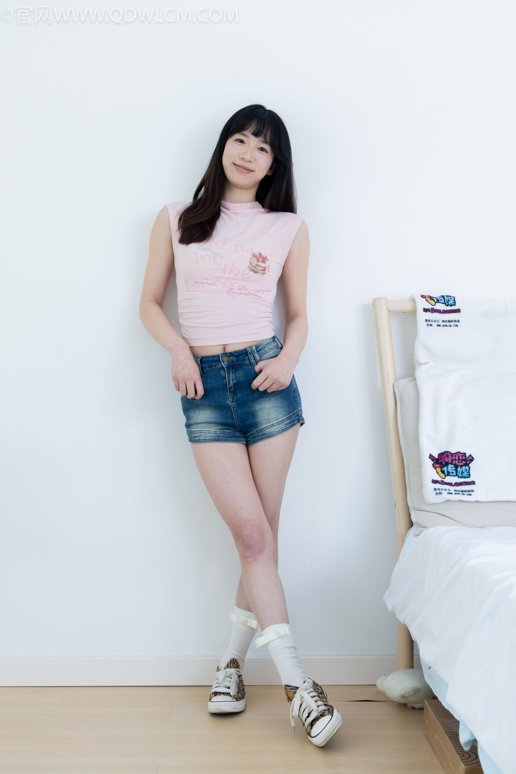 物恋传媒 No.2319 小左 - 帆布鞋、白棉袜、裸足/(155P)