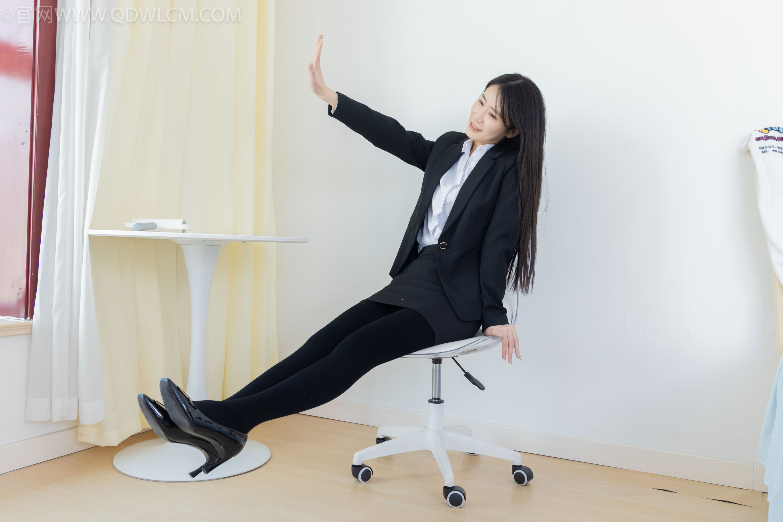 物恋传媒 No.2318 菜菜 - OL制服、高跟鞋、三双厚黑丝叠穿、袜腰展示/(177P)