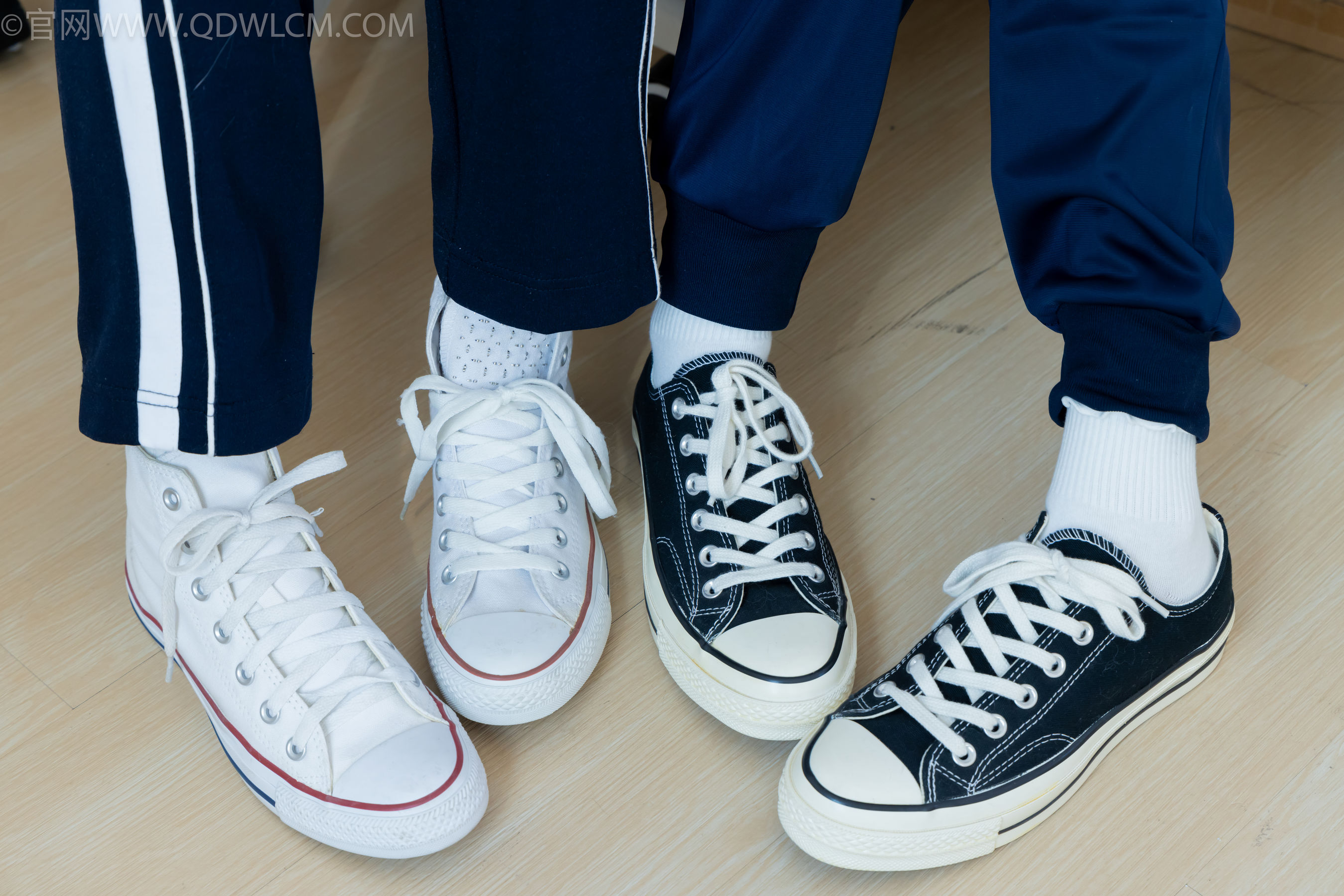 物恋传媒 No.2322 闪闪&青柠 - 帆布鞋、白棉袜、青柠薄肉丝、闪闪薄白丝/(168P)