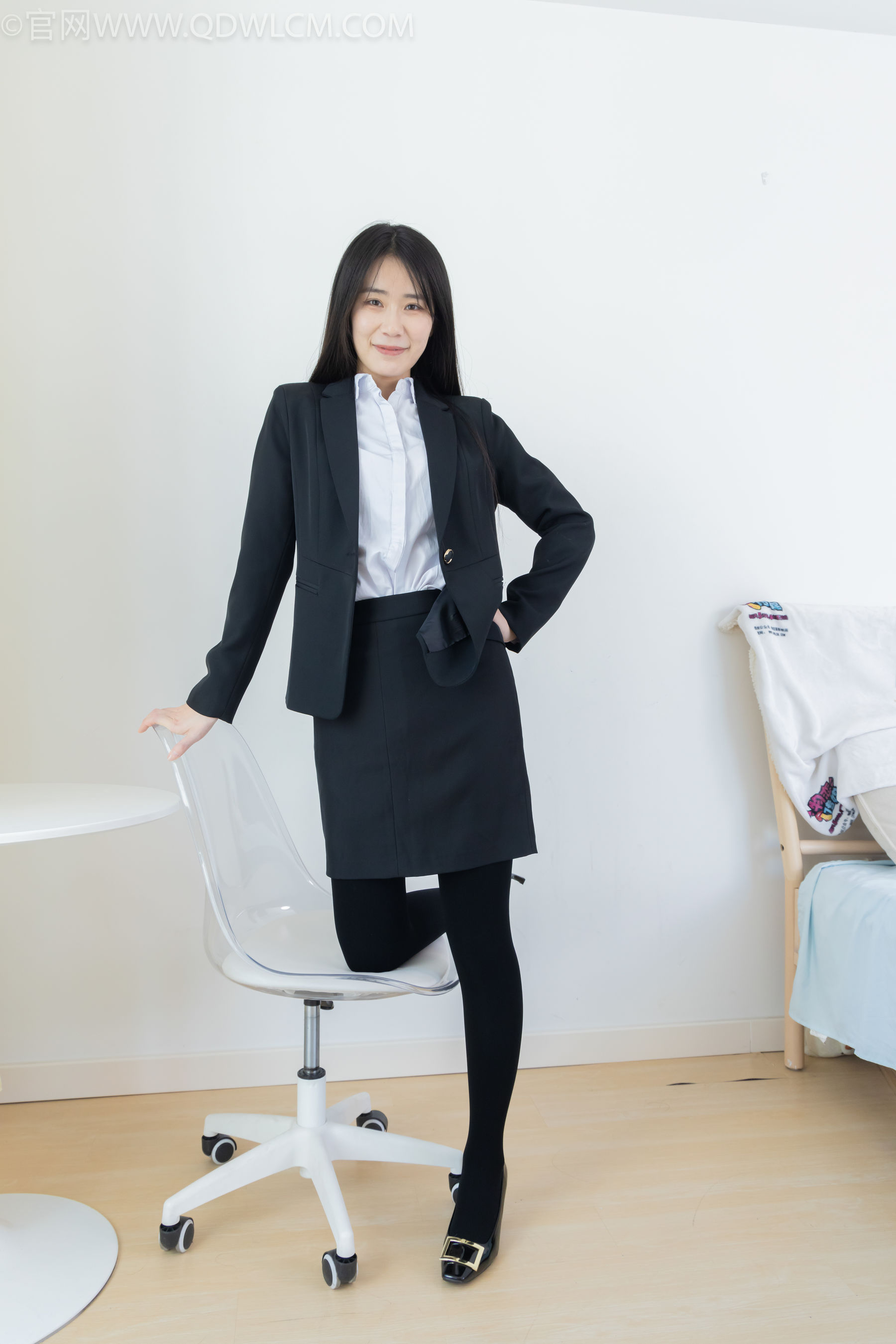 物恋传媒 No.2318 菜菜 - OL制服、高跟鞋、三双厚黑丝叠穿、袜腰展示/(177P)