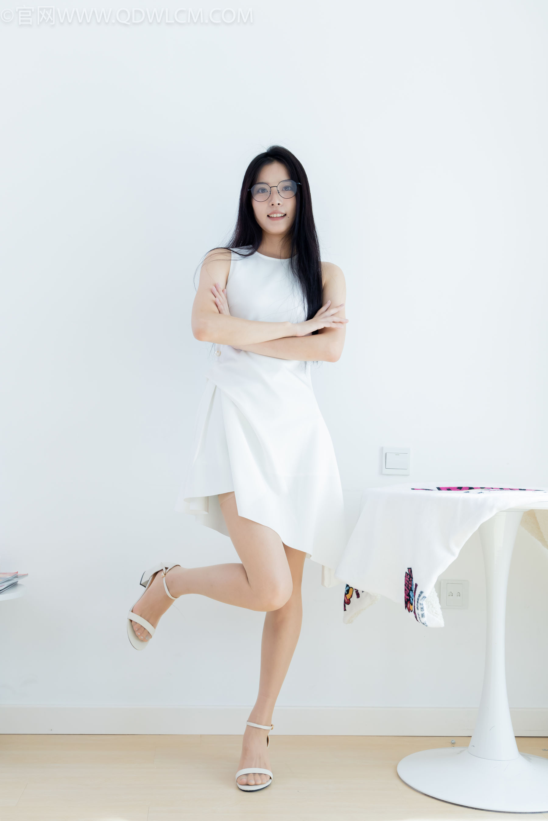 物恋传媒 No.2320 茯苓 - 凉鞋、薄肉丝、裸足、皮筋绑脚以及挠脚心剧情/(159P)