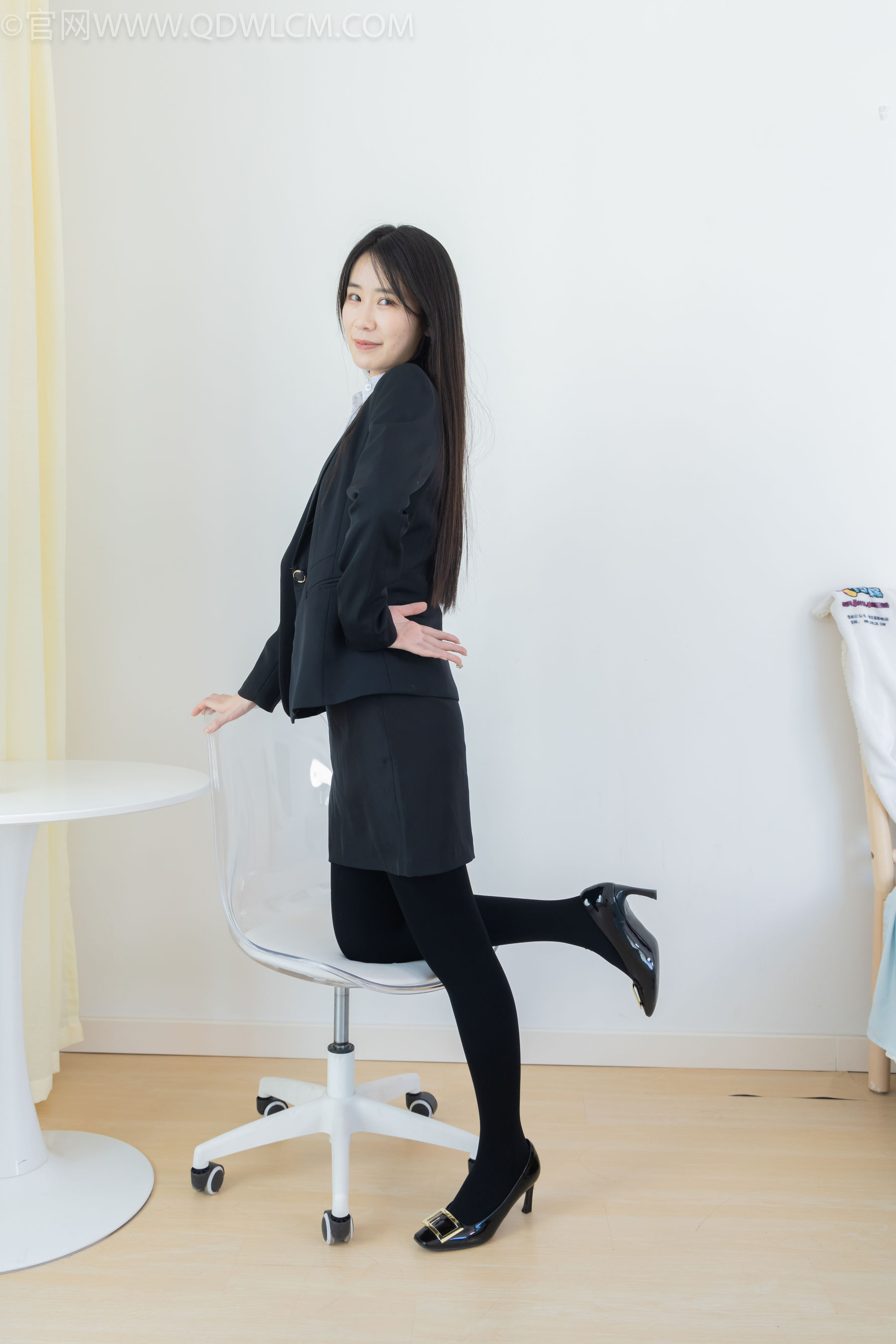 物恋传媒 No.2318 菜菜 - OL制服、高跟鞋、三双厚黑丝叠穿、袜腰展示/(177P)