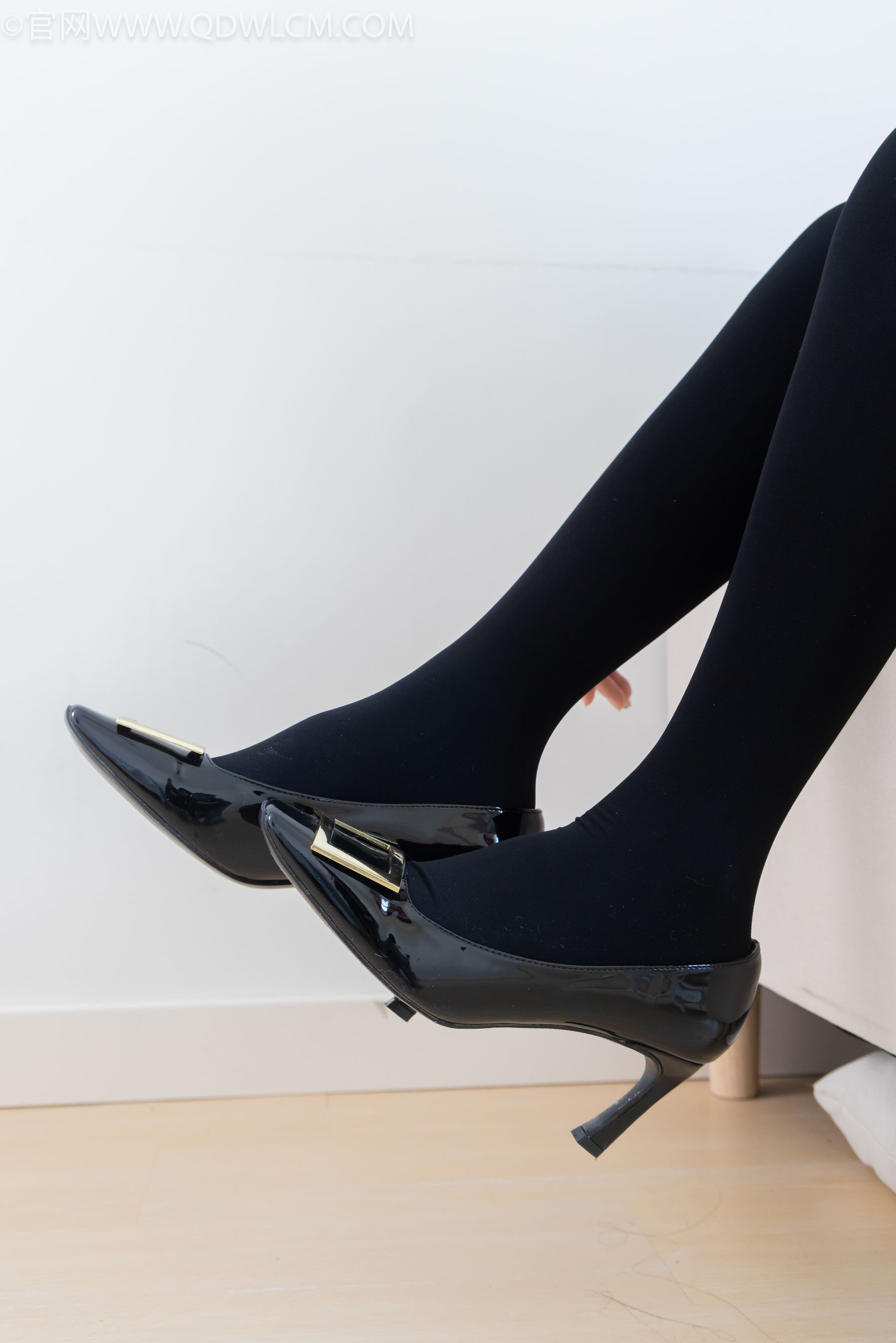 物恋传媒 No.2318 菜菜 - OL制服、高跟鞋、三双厚黑丝叠穿、袜腰展示/(177P)