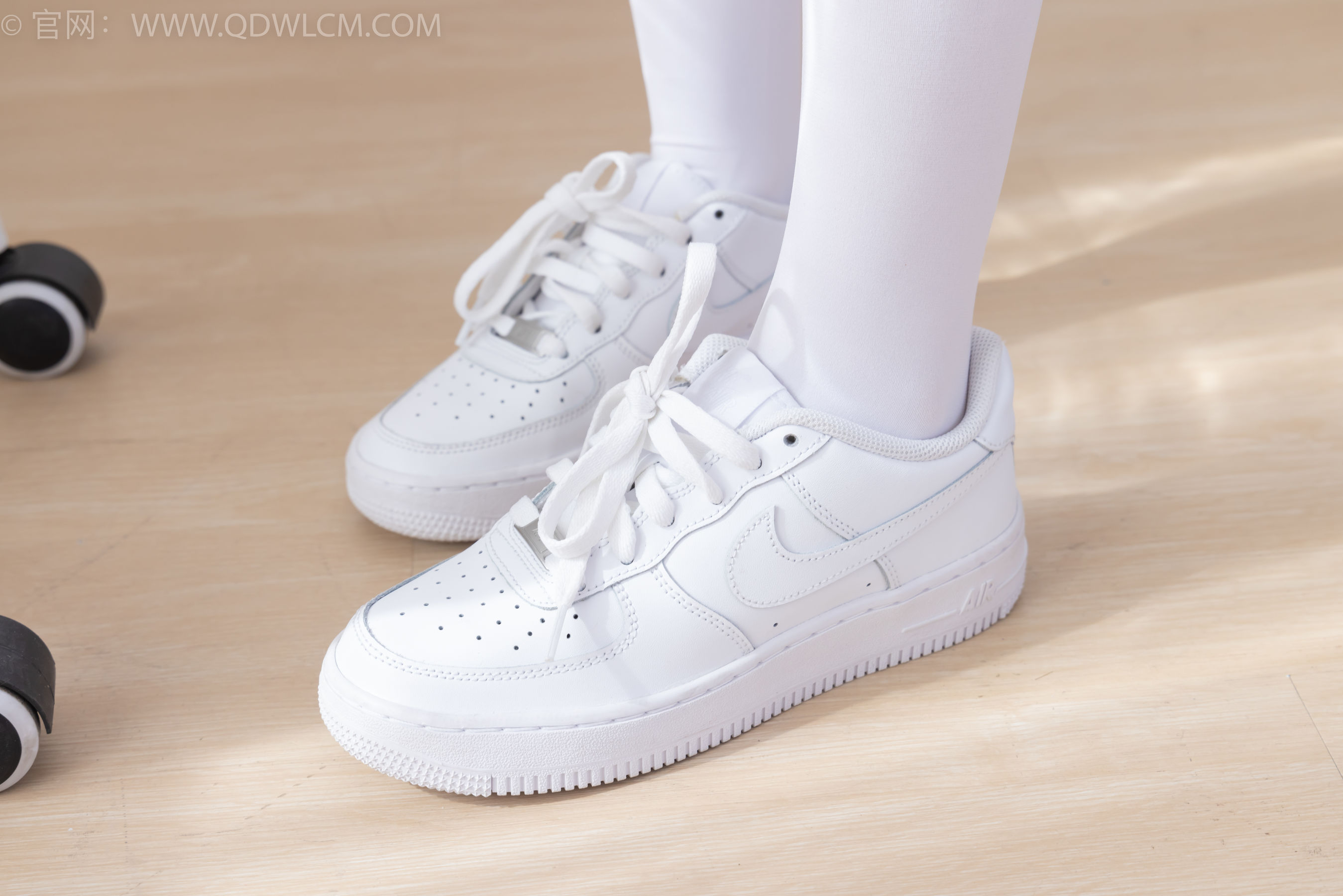 物恋传媒 No.2317 闪闪 - 板鞋、厚白丝、jk制服/(160P)