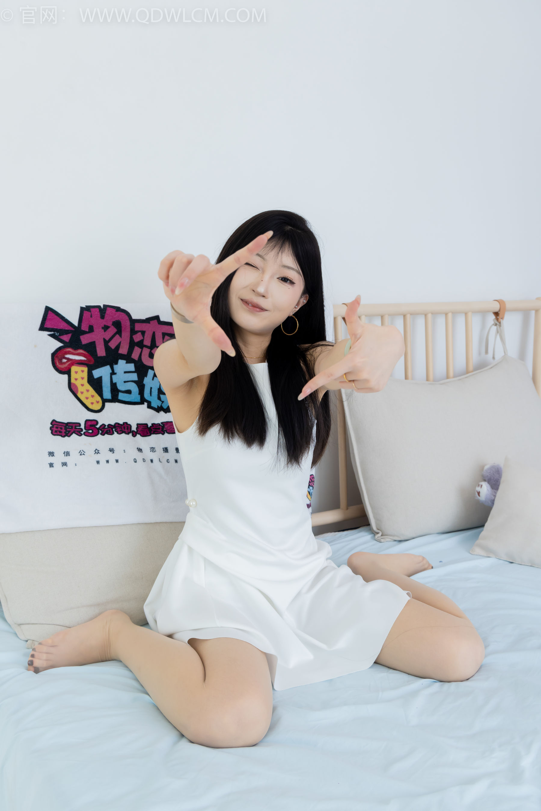 物恋传媒 No.2311 嘟嘟 - 高跟鞋、薄肉丝、气垫梳老头乐挠脚剧情/(170P)