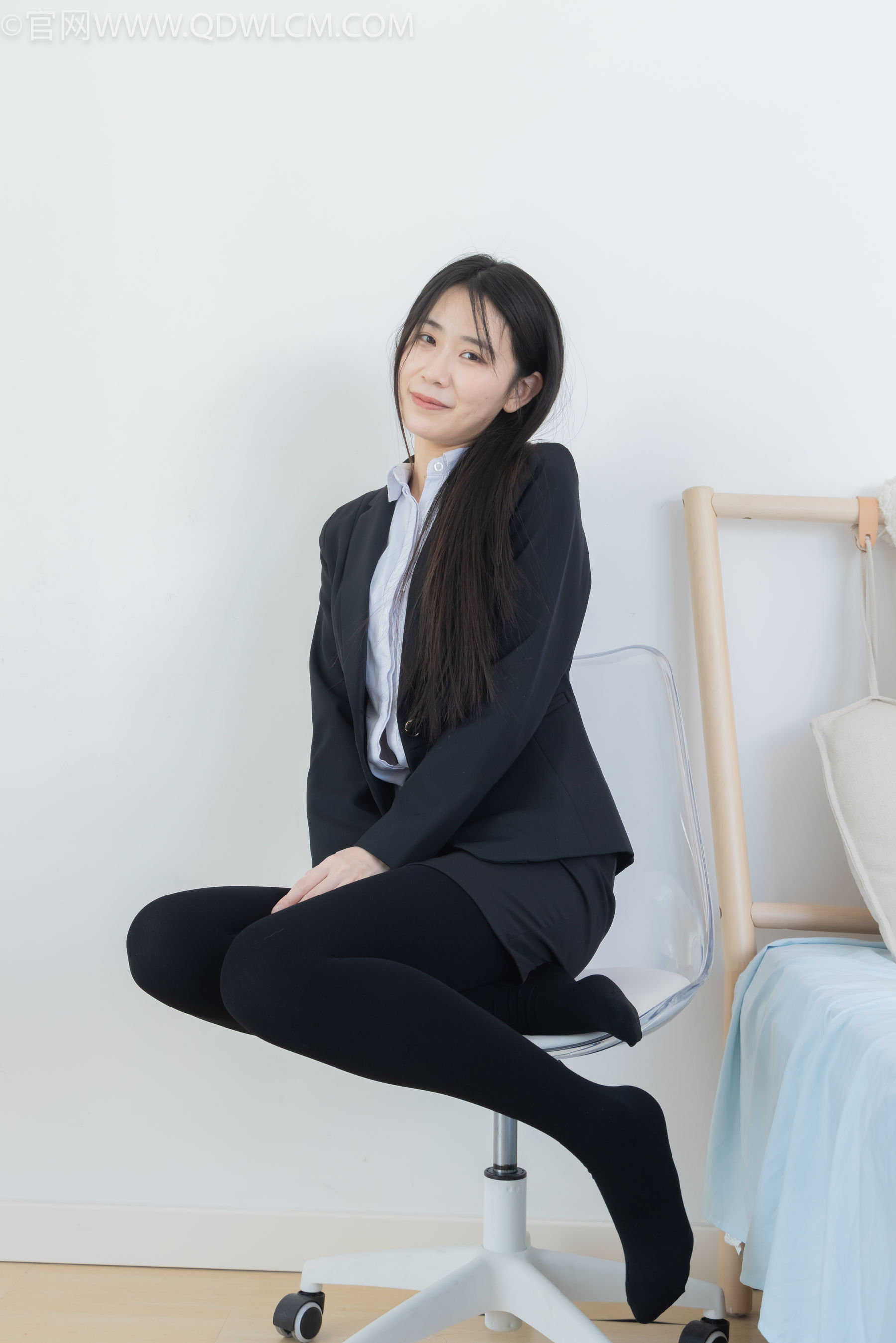 物恋传媒 No.2318 菜菜 - OL制服、高跟鞋、三双厚黑丝叠穿、袜腰展示/(177P)