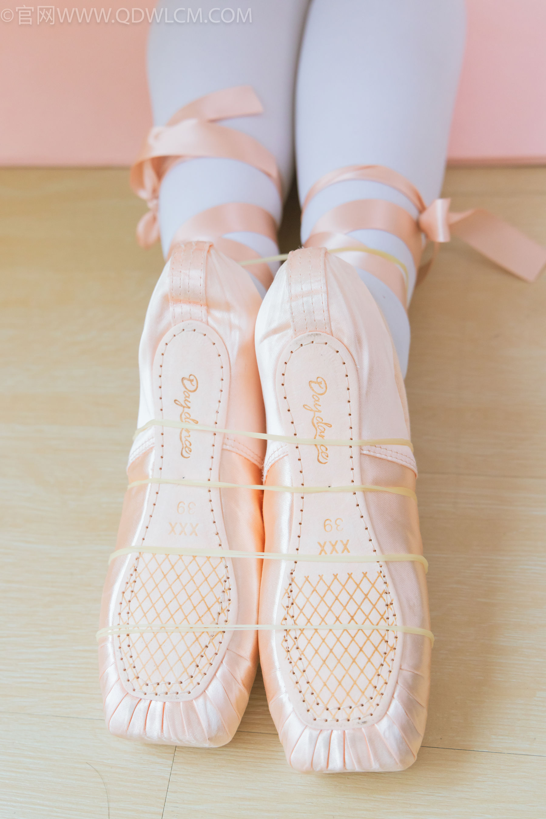 物恋传媒 No.2307 泡泡 - 芭蕾鞋、厚白丝、芭蕾动作、皮筋绑脚剧情/(166P)