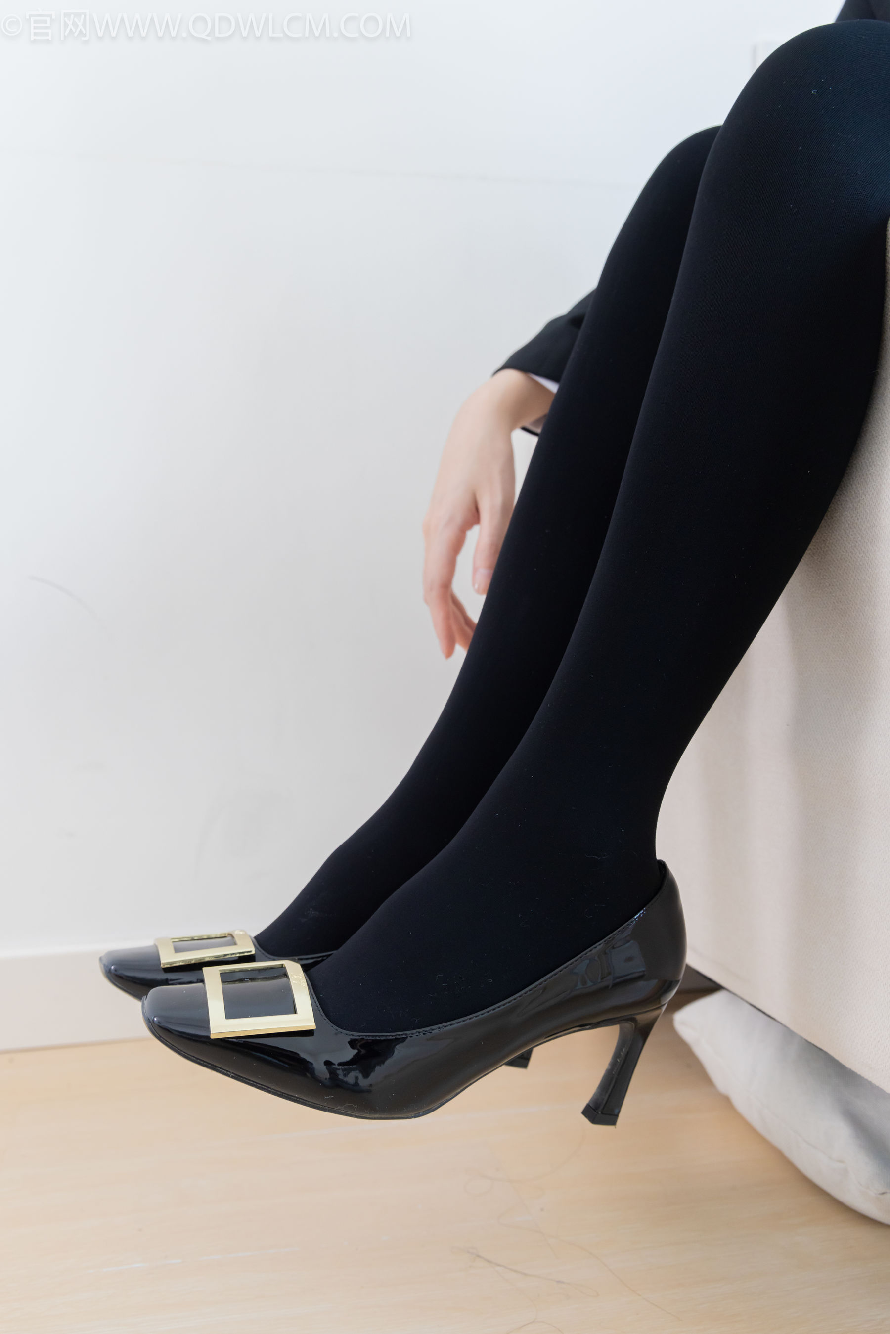 物恋传媒 No.2318 菜菜 - OL制服、高跟鞋、三双厚黑丝叠穿、袜腰展示/(177P)